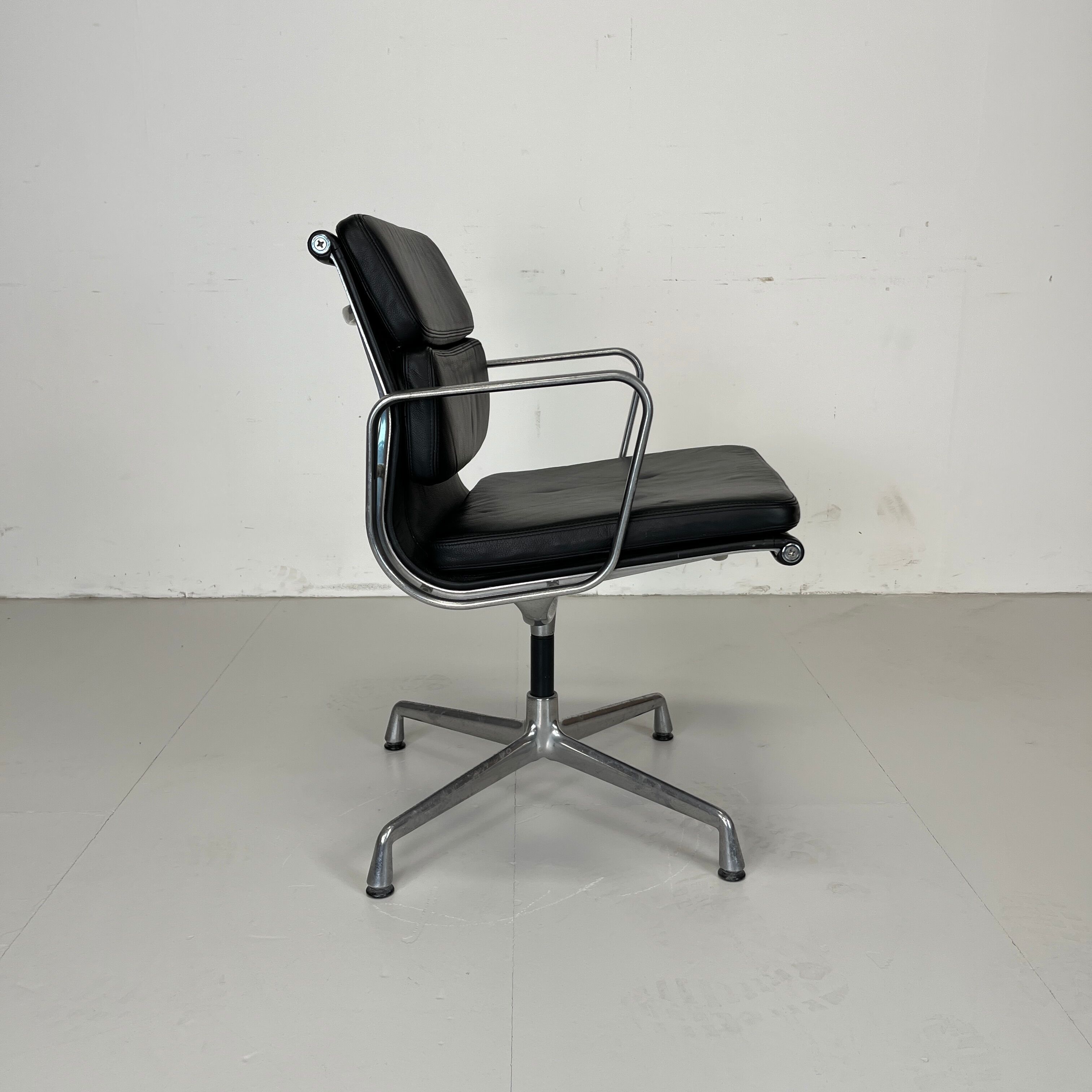 Office armchair by Charles and Ray Eames for vitra