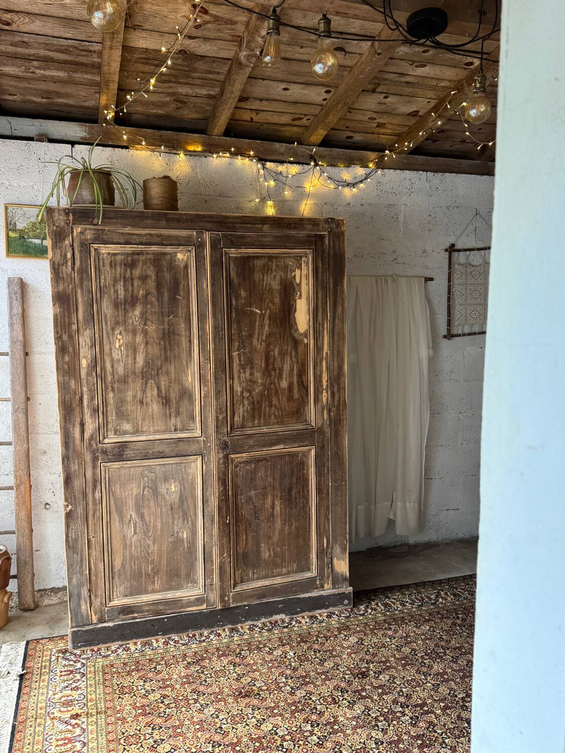 L’armoire ancienne patinée
