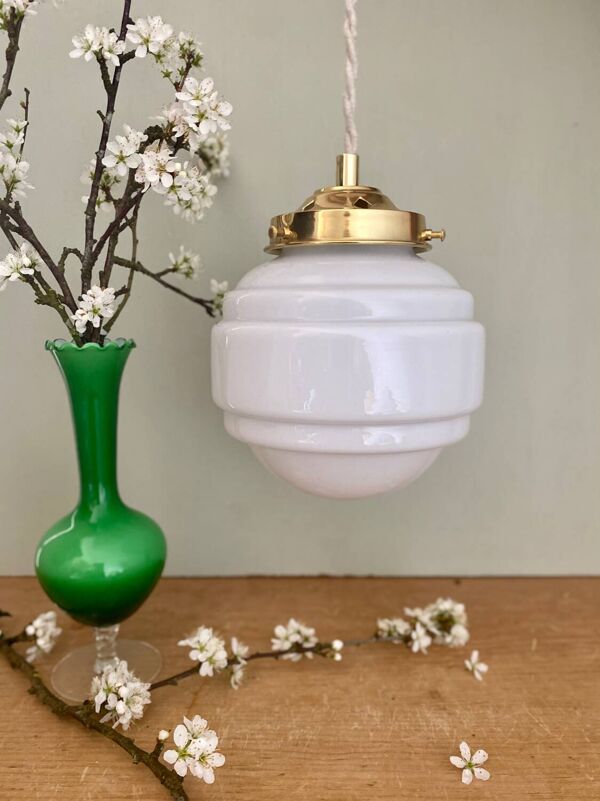 Suspension globe vintage en opaline blanche