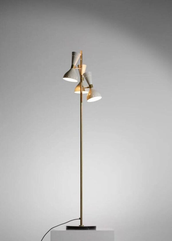 Lampadaire en laiton de style italien du milieu du siècle avec base et abat-jour en forme de cône - MCM fait à la main
