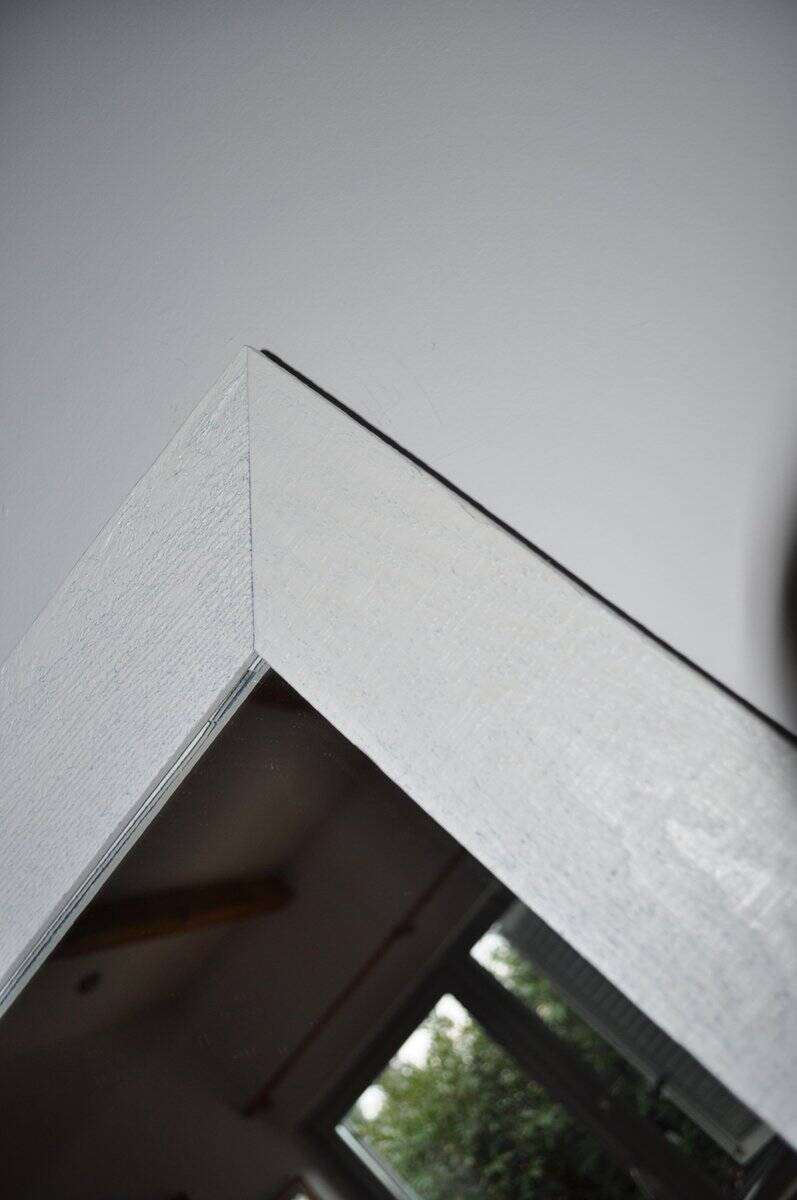 Miroir mural rectangulaire blanc encadrement bois peint et verre, années 1980, 59x119 cm