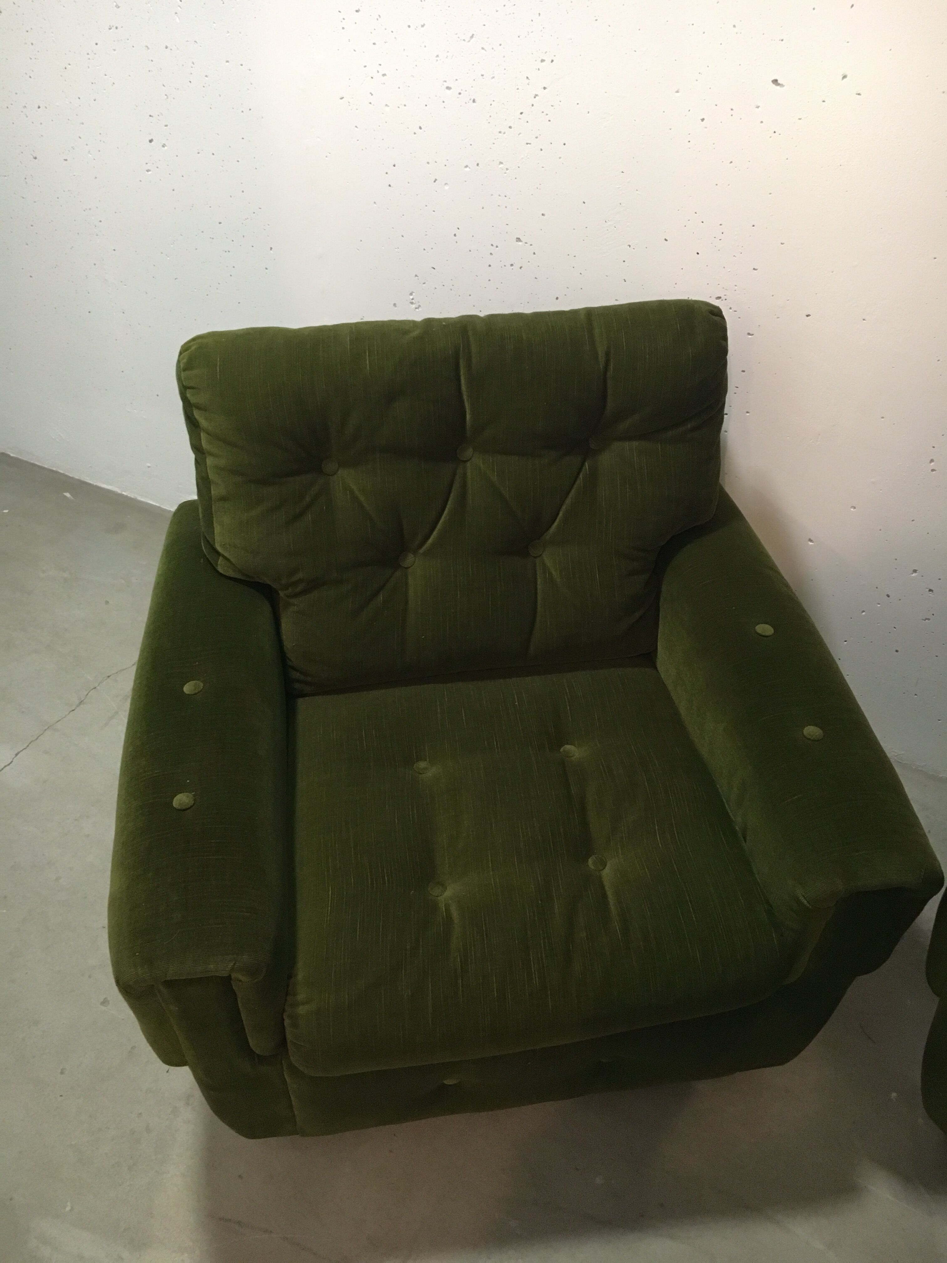 Paire de fauteuils, velours vert à roulettes, des années 70
