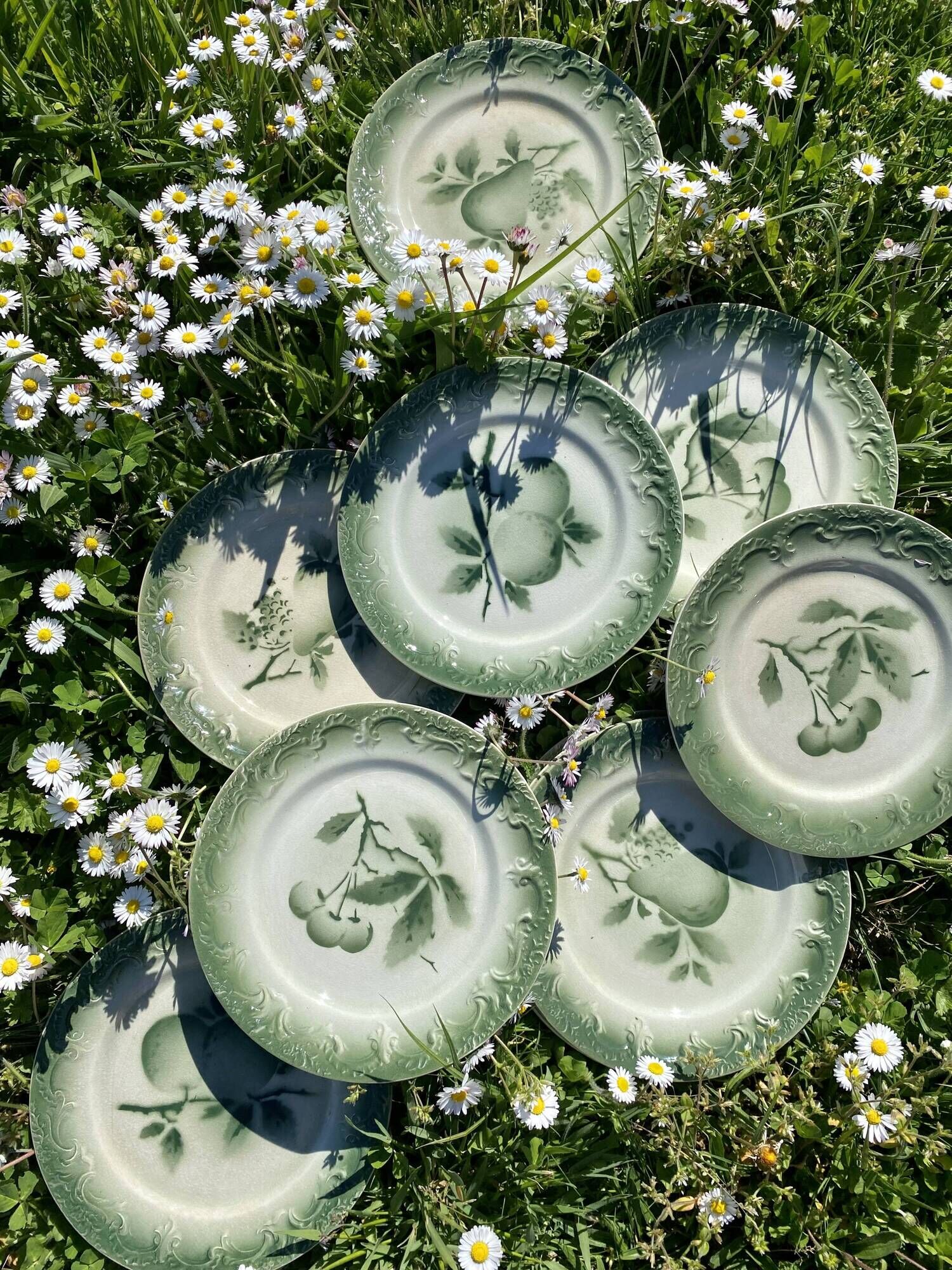 11 old dessert plates from the Pexonne earthenware factory, green and cream fruit decoration