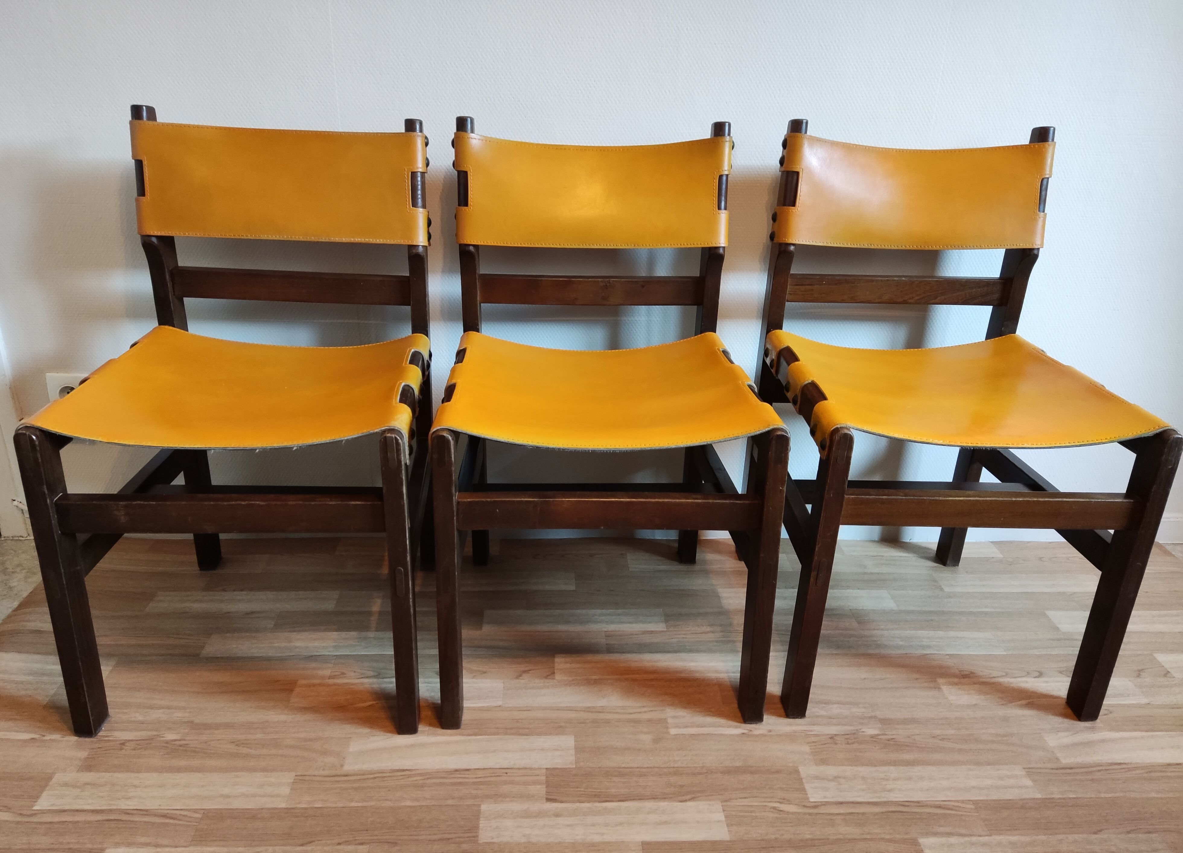 Chaises bois et cuir des années 70