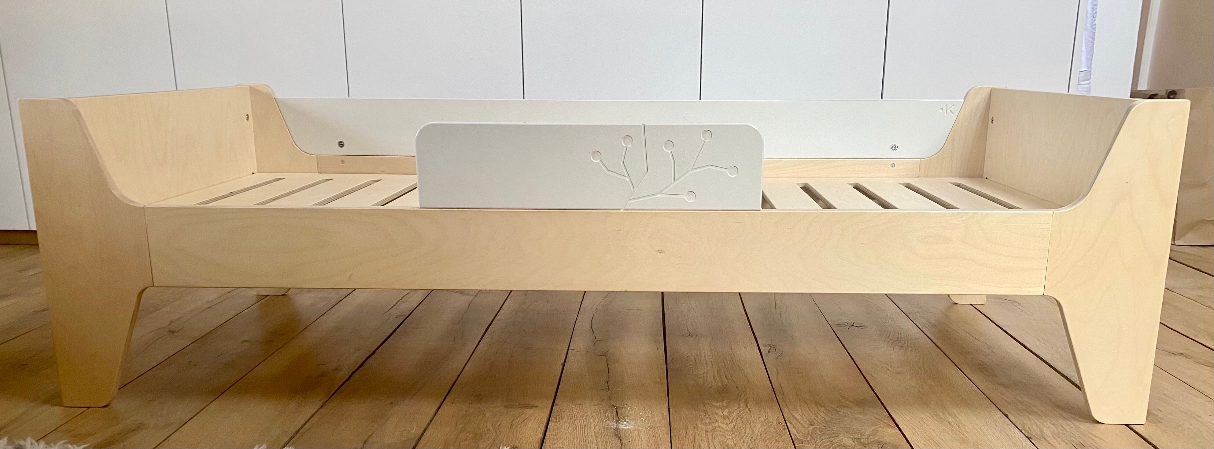 Evolutionary children's bed in light wood