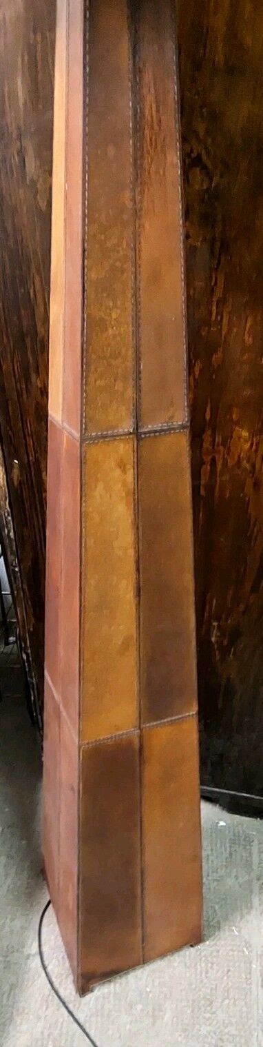 Vintage 80s design floor lamp in leather and brass.