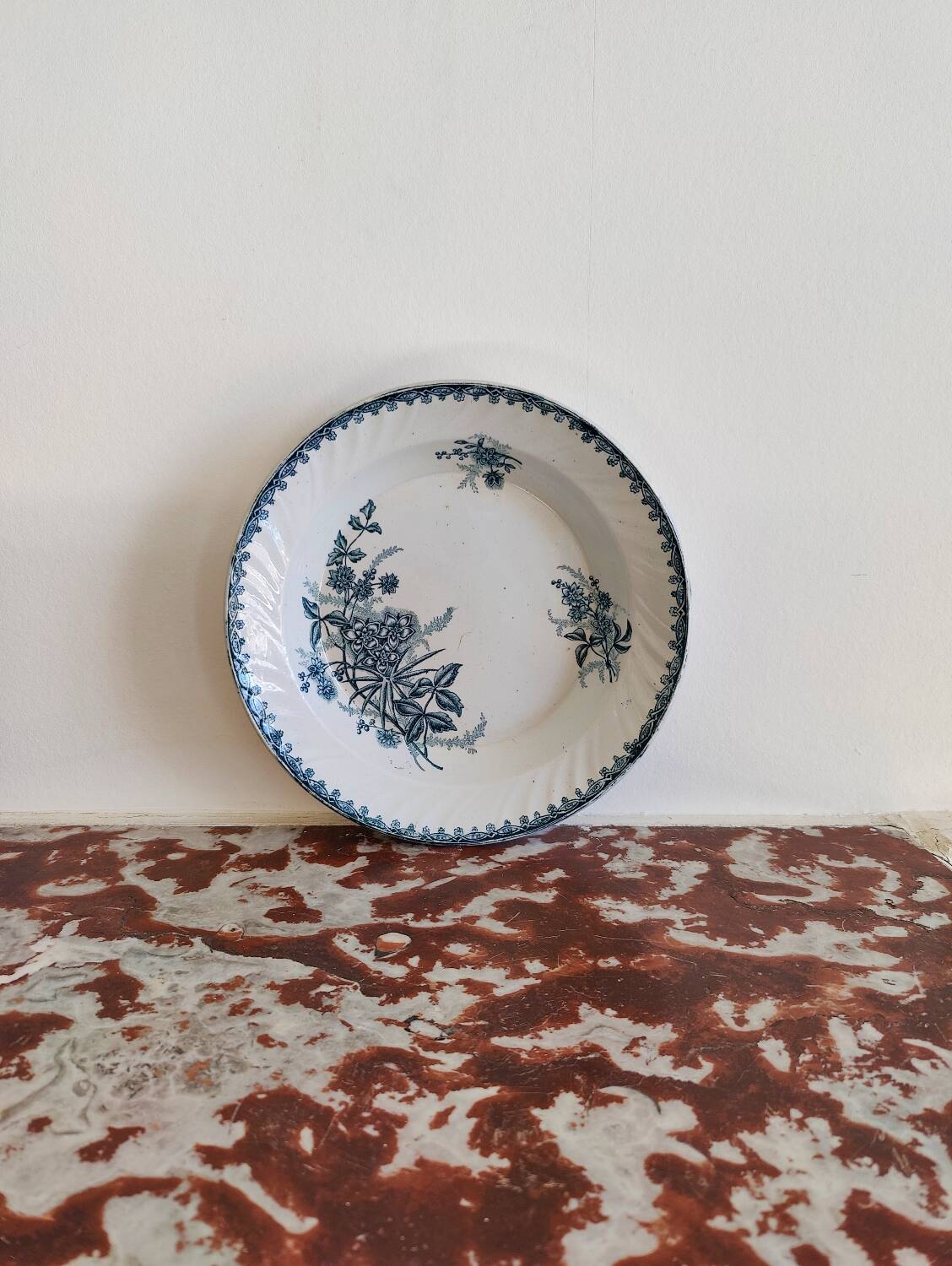 Round dish in Sainte Amandinoise iron earth