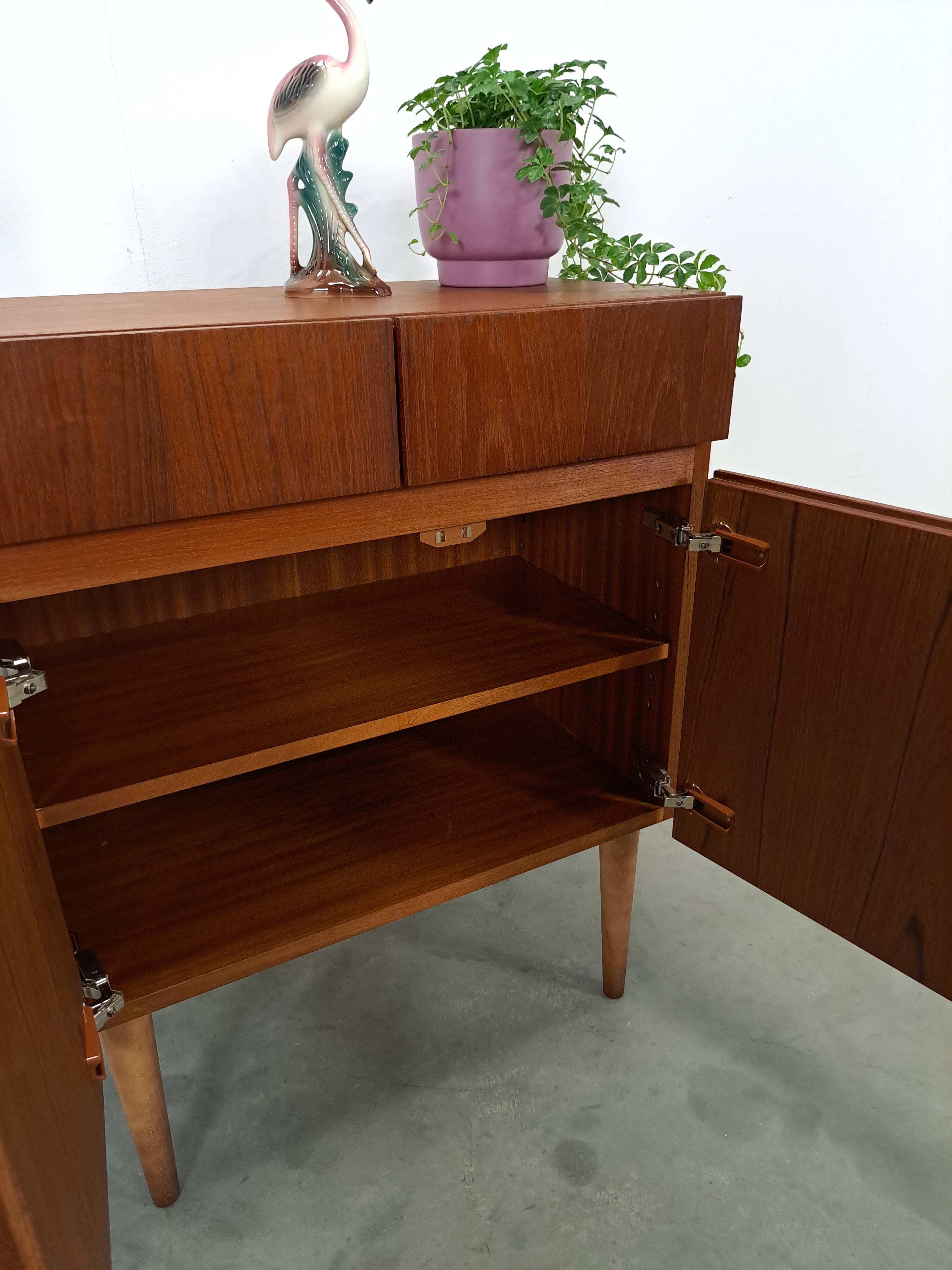 Teak fineer kastje met lades, nr. 2