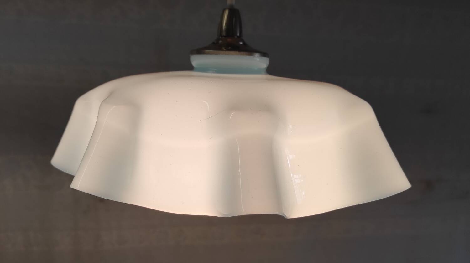 Suspension en verre opalin bleu ciel - mid.XXeme