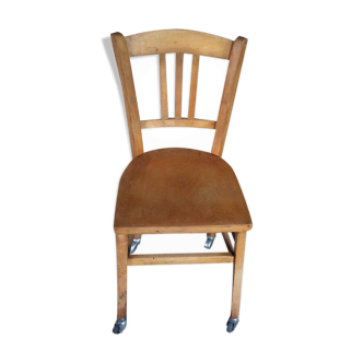 Chaise en bois à roulettes