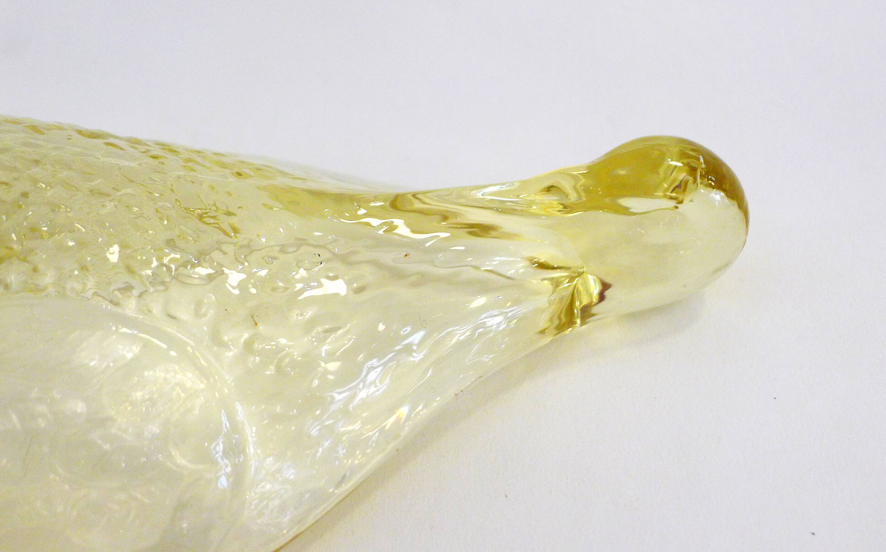 Plat coupe oiseau, en verre cristallin jaune pâle