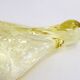 Plat coupe oiseau, en verre cristallin jaune pâle