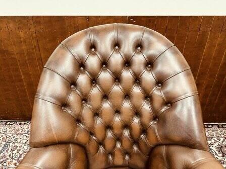 Chaise de directeur Chesterfield classique en cuir marron