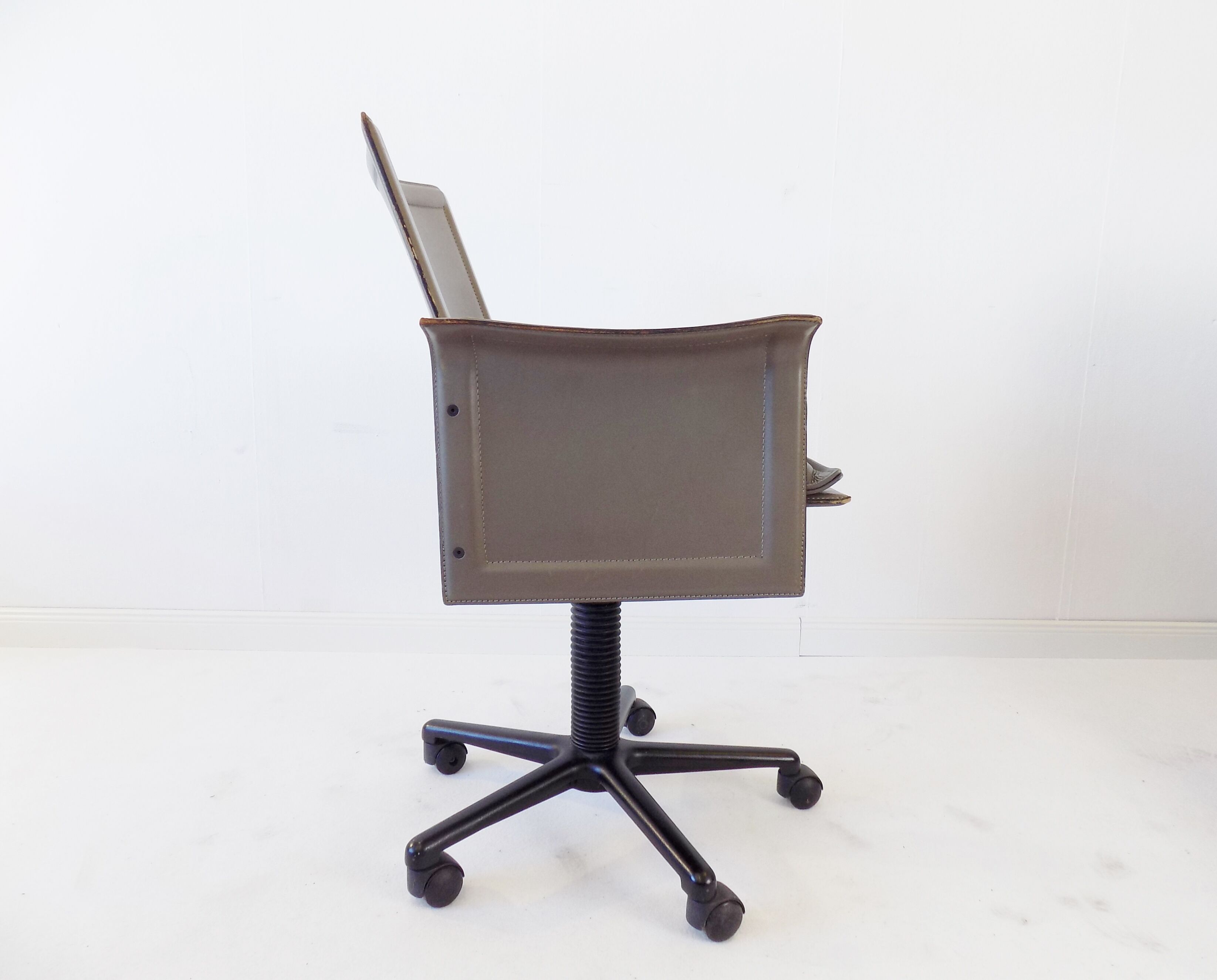 Matteo Grassi Korium leather office chair by Tito Agnoli