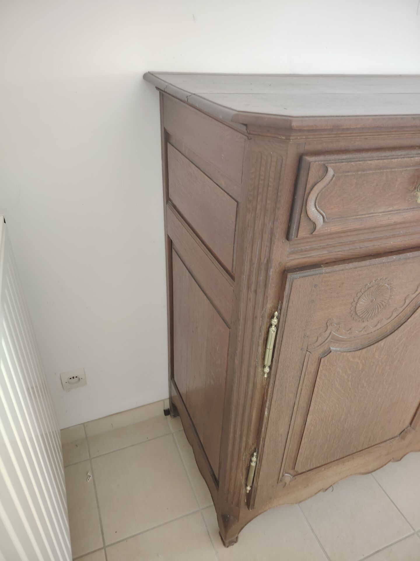Large buffet in Regency style with carved shell in solid oak - 1900