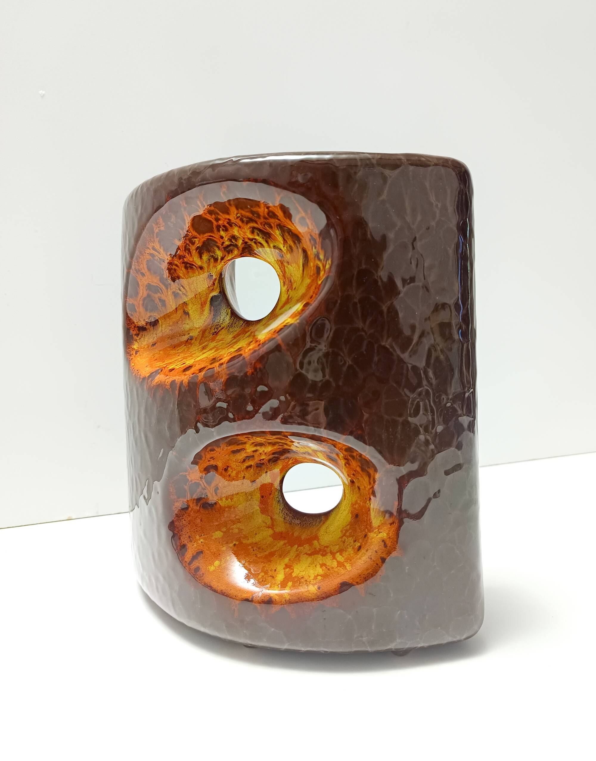 Vase en céramique émaillé marron et orange postmoderne par Giovanni Bertoncello