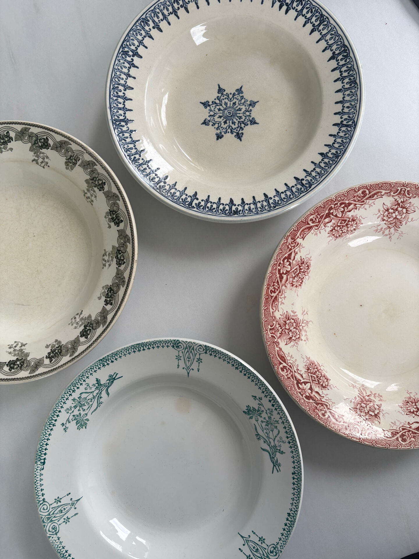 Lot of 4 deep plates, pink, blue, and green ironstone, French earthenware.
