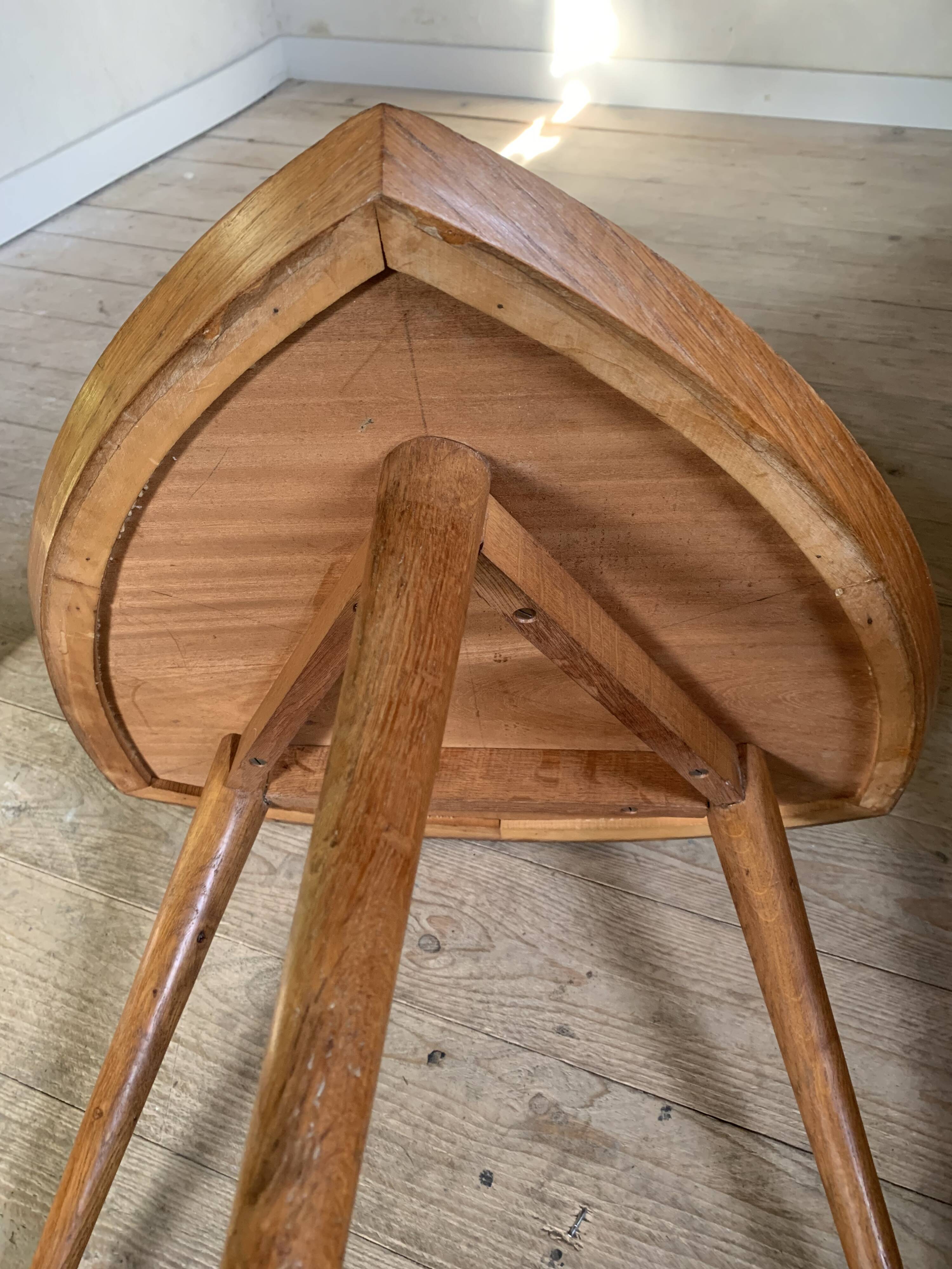 Table basse tripode forme feuille en chêne vintage