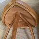 Table basse tripode forme feuille en chêne vintage