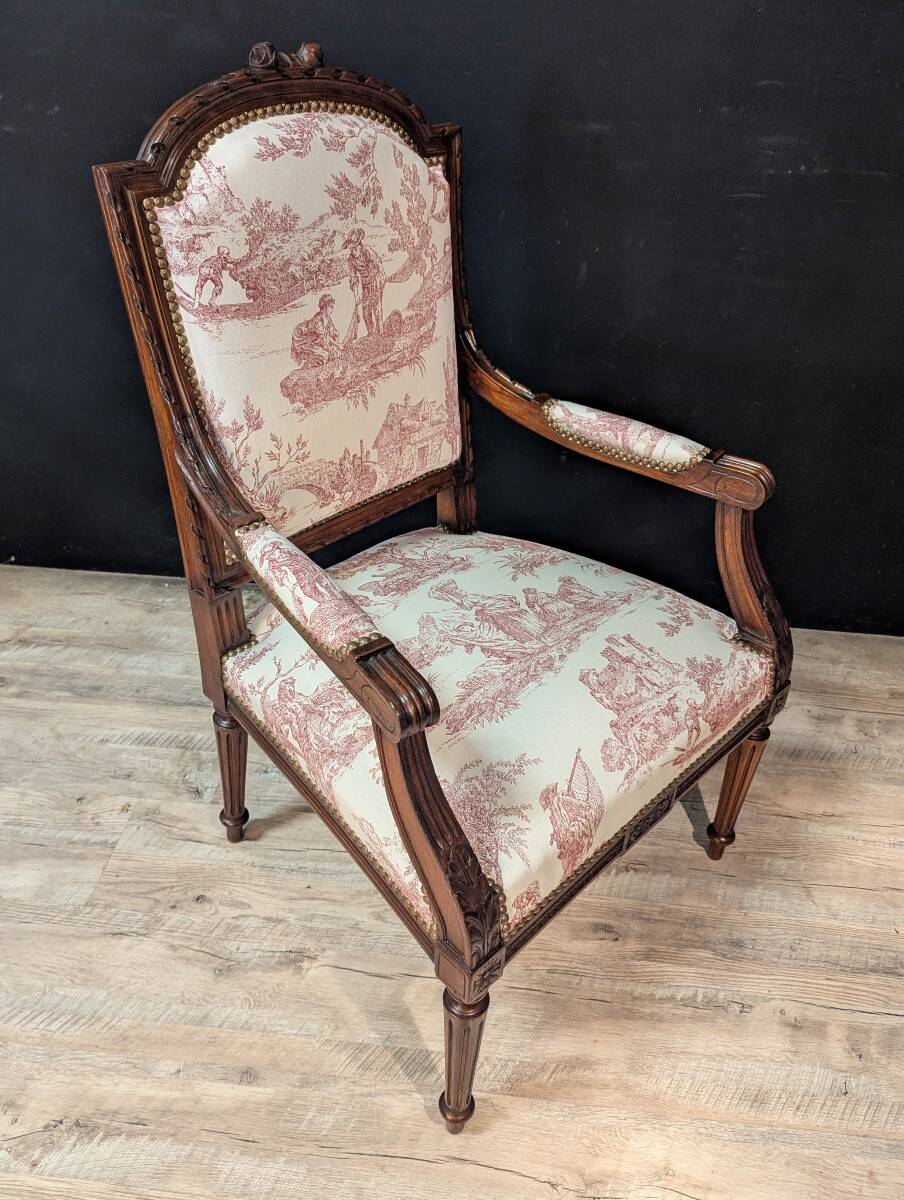 Paire de fauteuils Louis XVI en noyer, tissu toile de Jouy