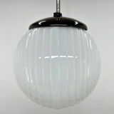 Suspension en verre de lait et en bakélite, années 1950