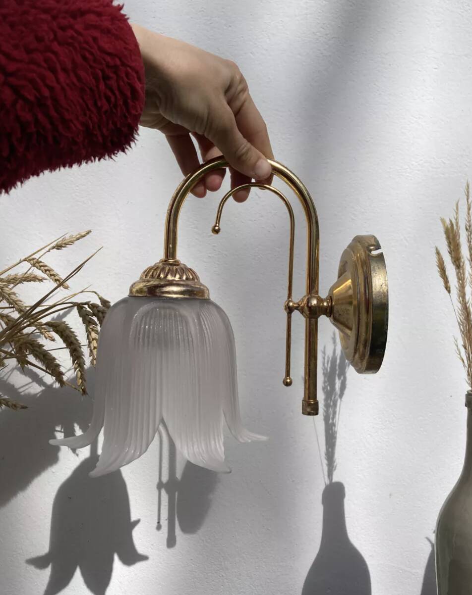 Flower wall lamp in glass and gold metal
