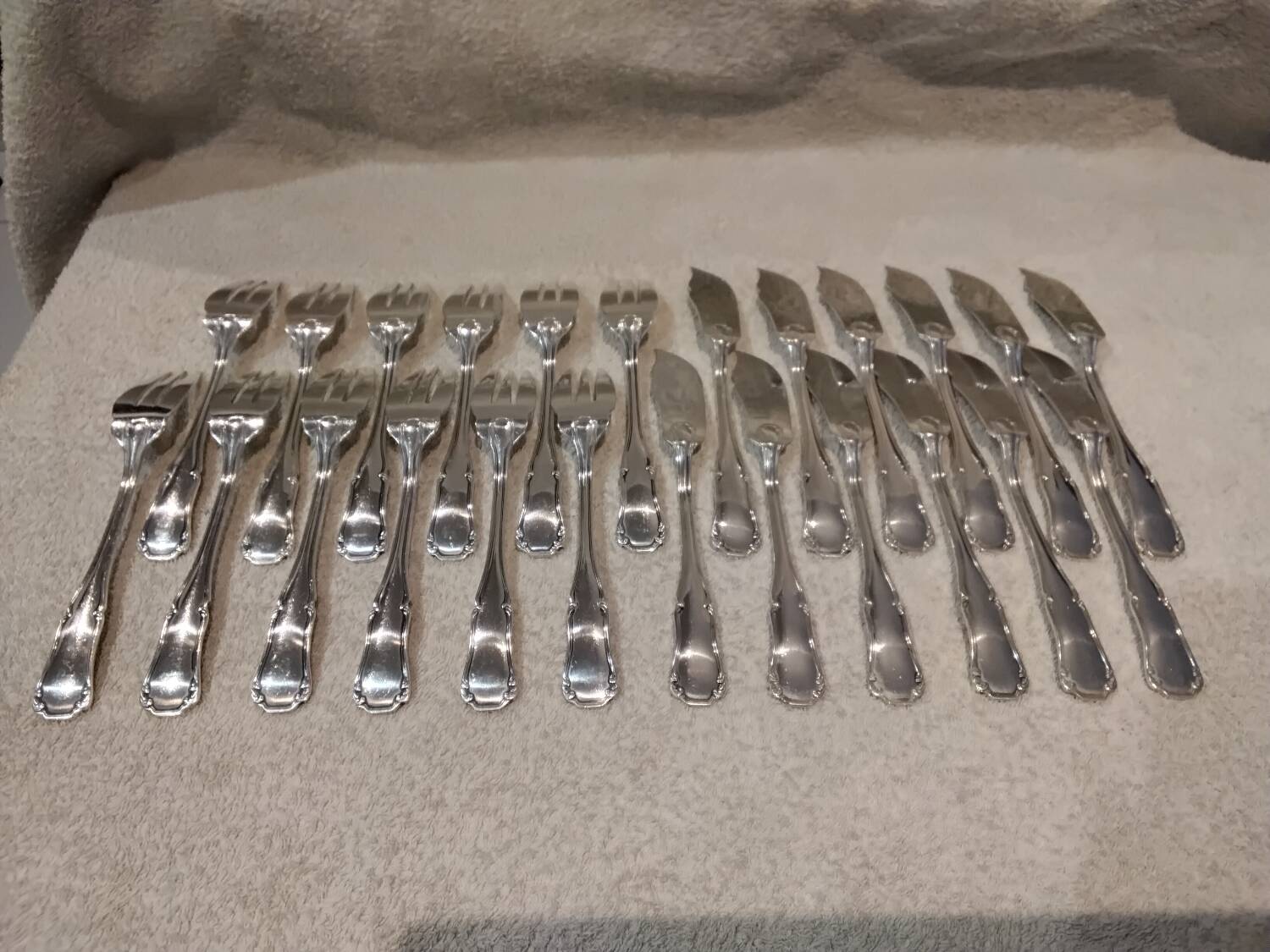 6 silver-plated fish forks and 6 fish knives by Ercuis Valencay