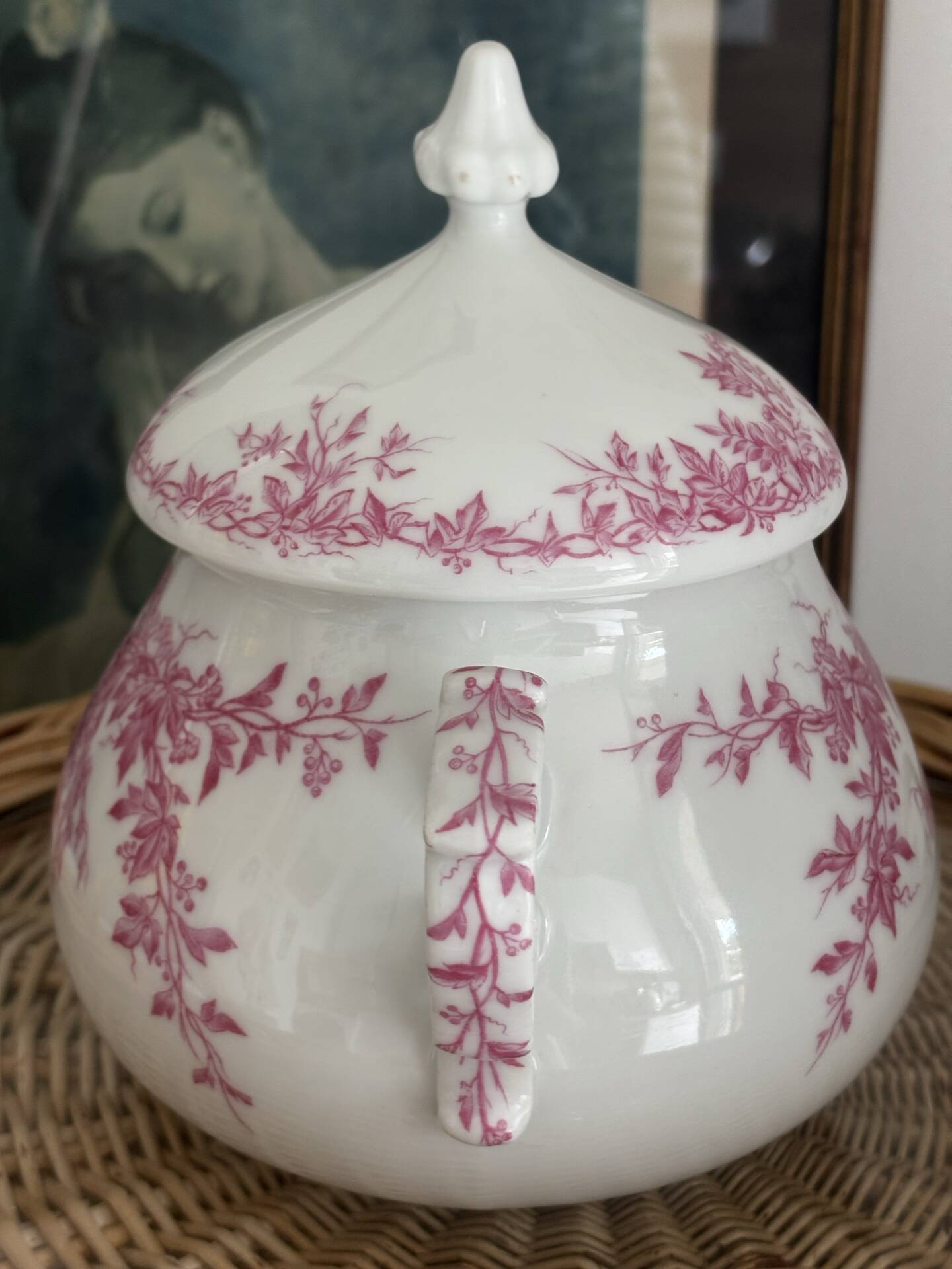 Superb antique sugar bowl in fine porcelain with a floral design in old rose.