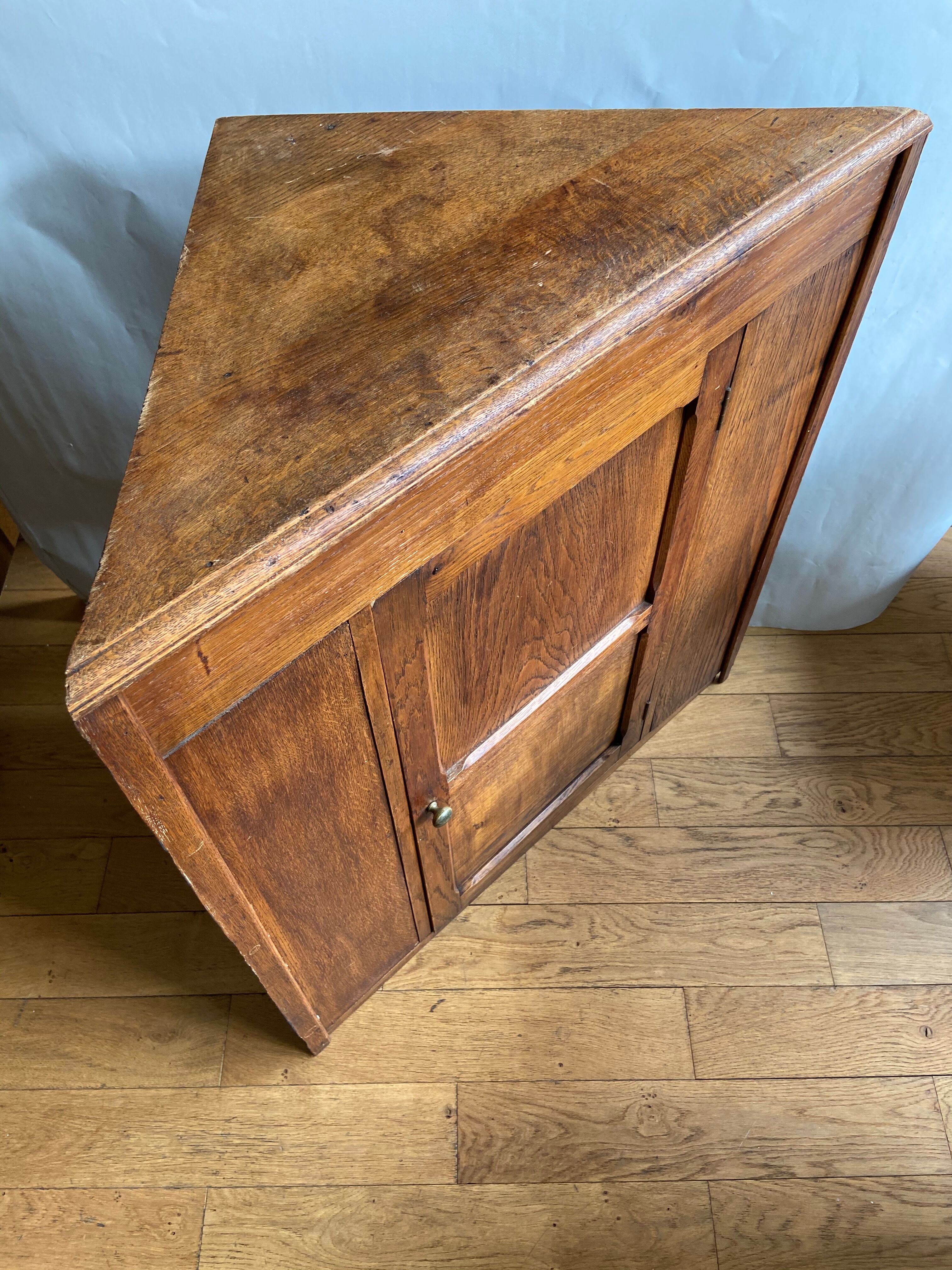 Wooden corner confectioner