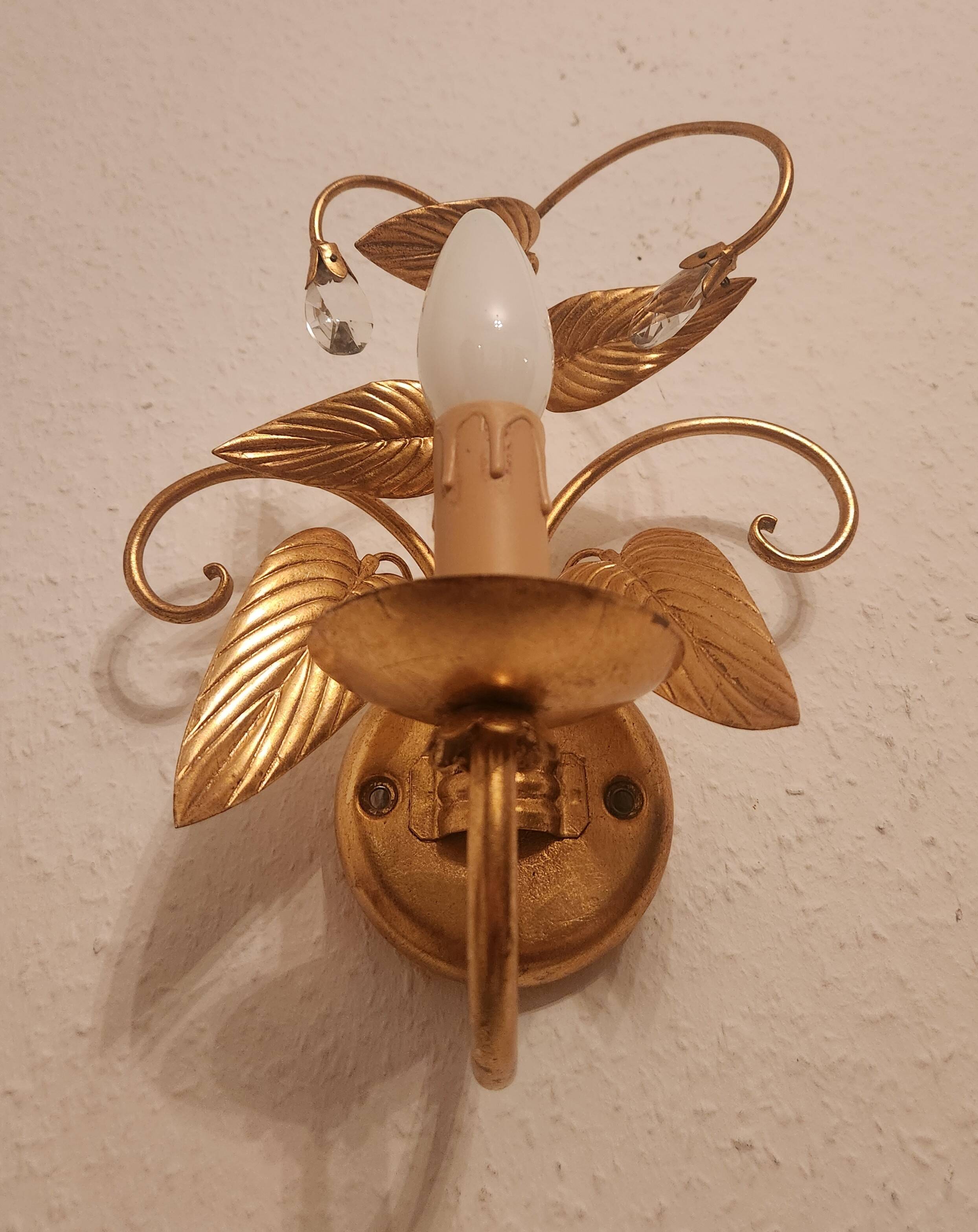 Shabby Wandlampe vergoldet Blattgold Kristallelemente Hollywood Regency 70s
