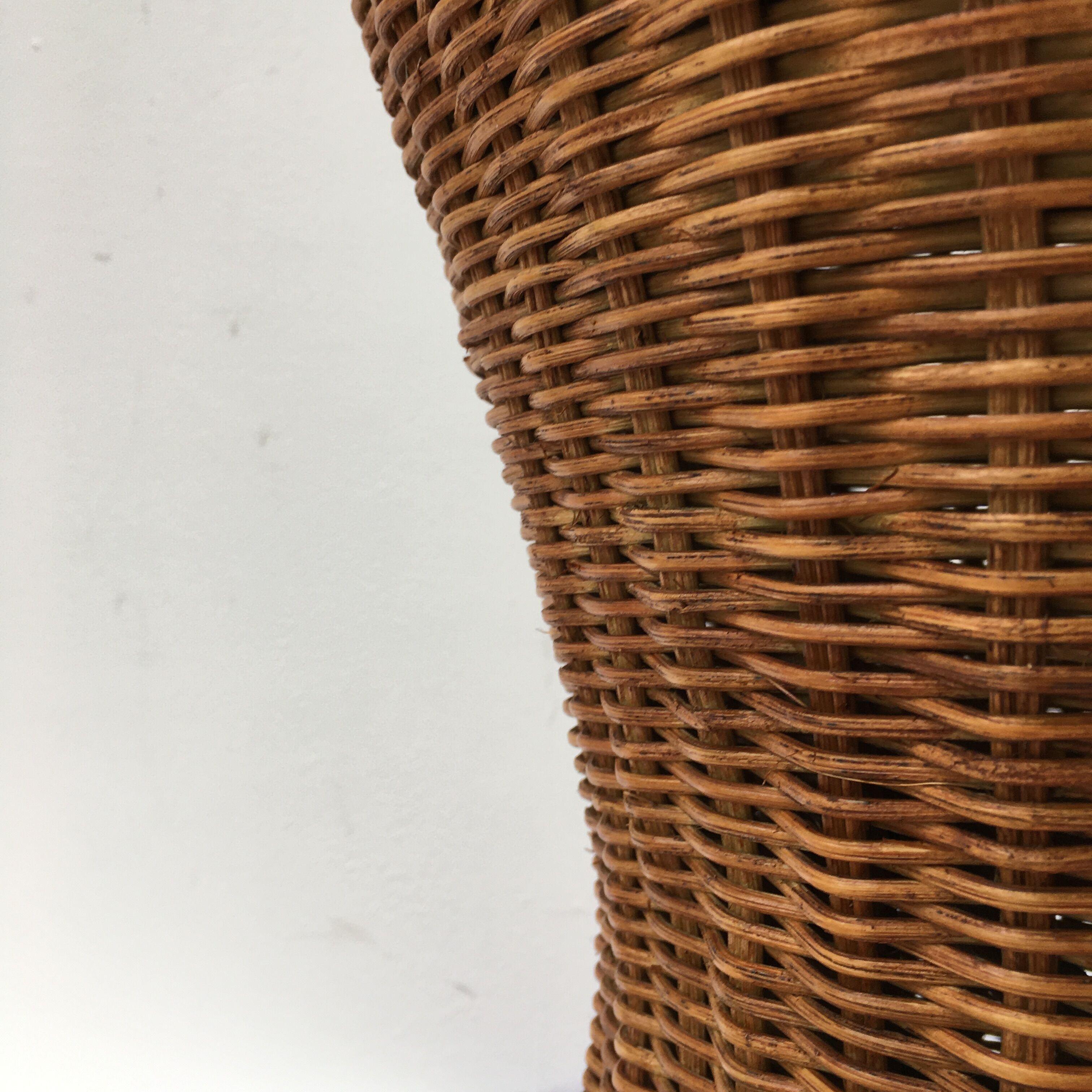 Tabouret diabolo en rotin tressé