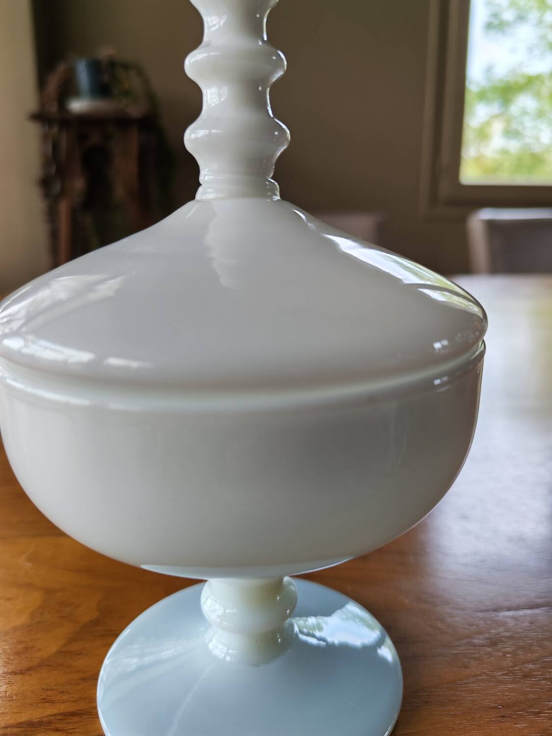 Vintage bonbonnière in white opaline