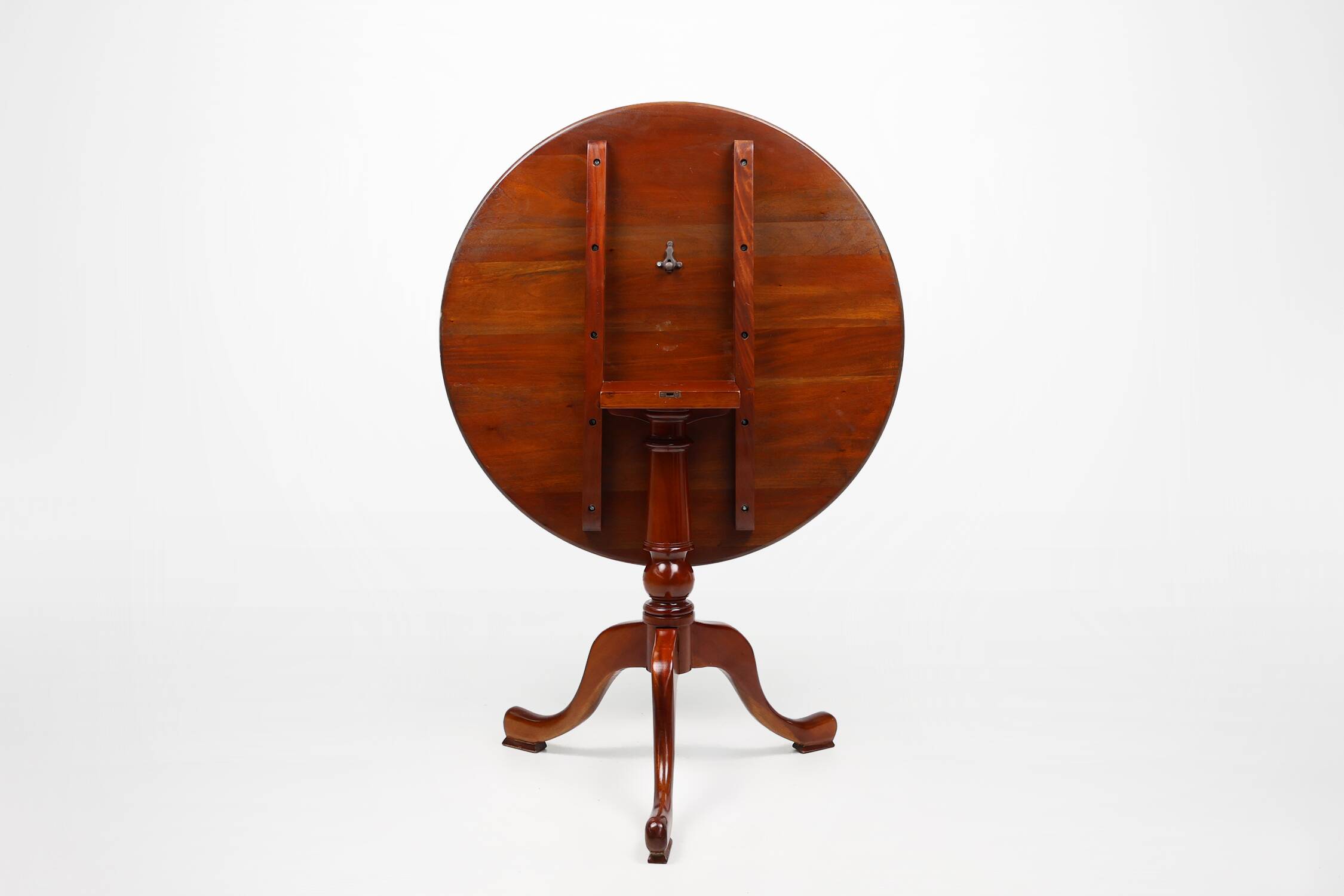 20th Century English round tilt top table in cherry wood, UK
