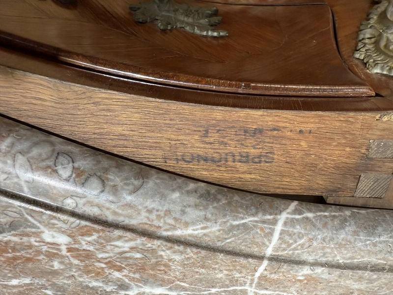 Commode sauteuse de style Louis XV en marqueterie