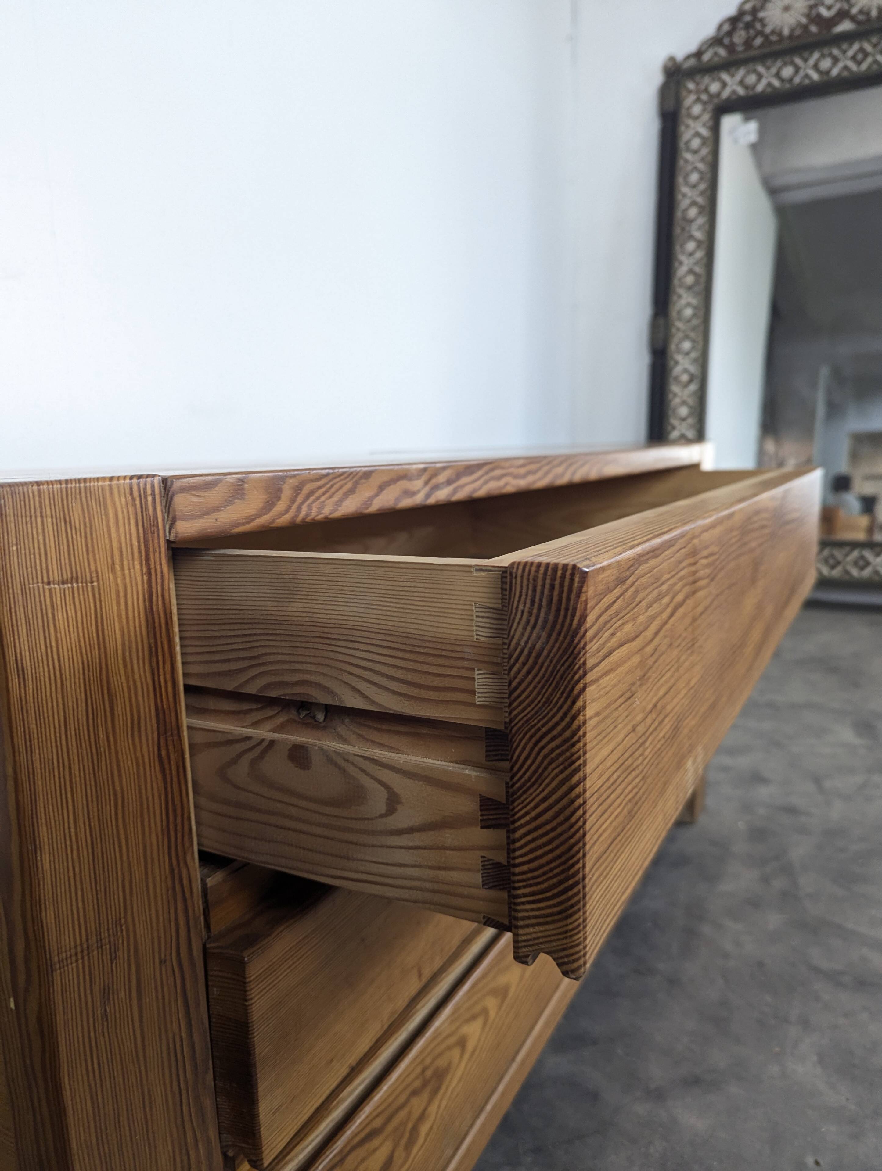 Commode trois tiroirs en bois massif dans le goût de Maison Regain
