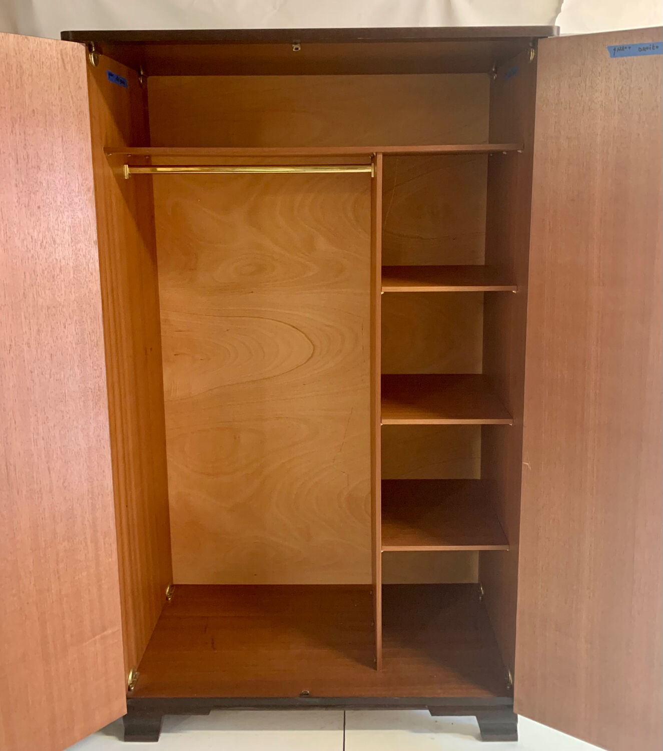 Armoire vintage pieds compas