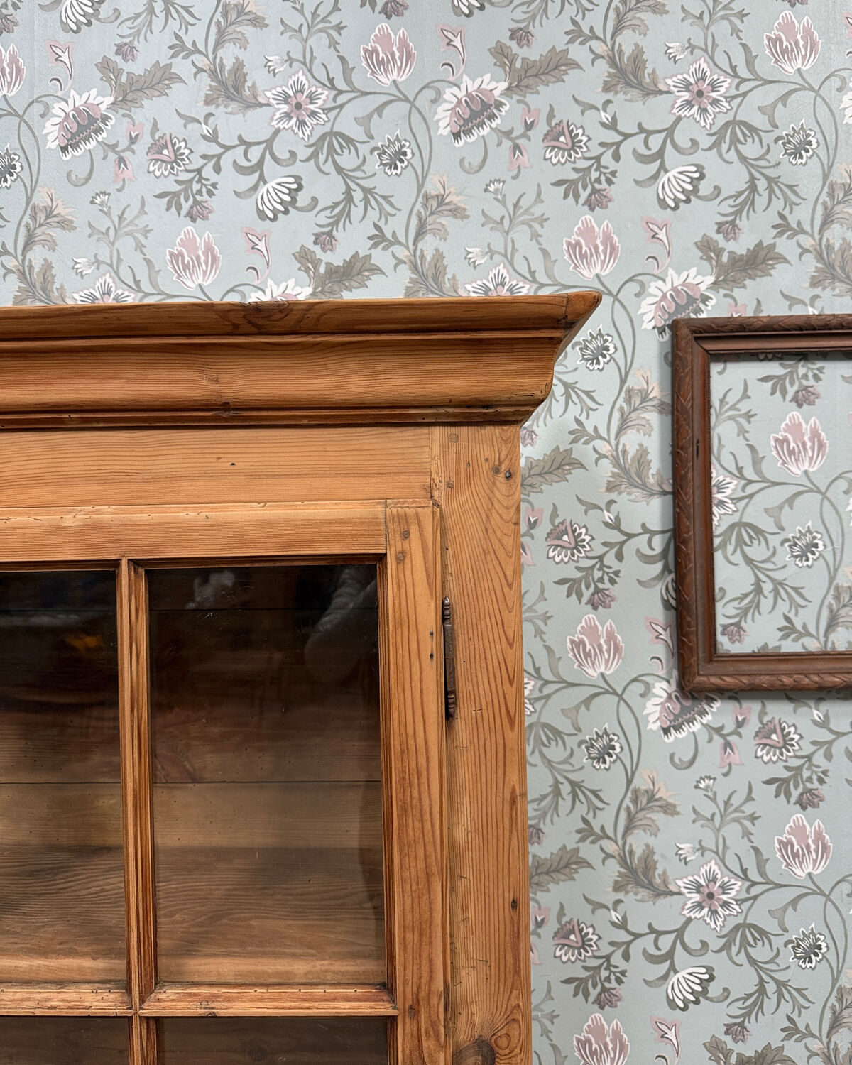 Chic display cabinet in pine (renovated)