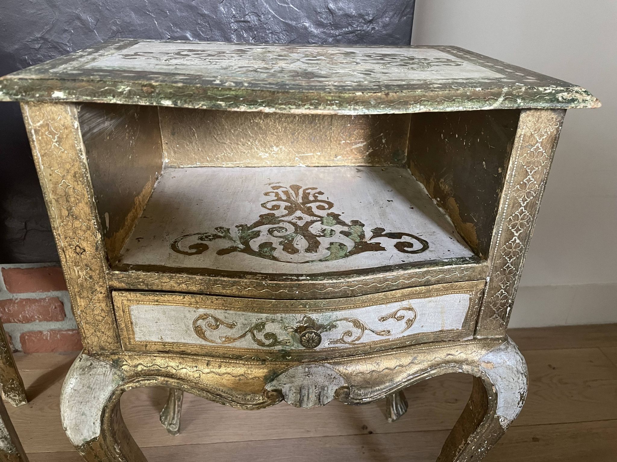 Bedside pair, 3 drawers, 1 drawer and a niche, painted golden wood, italian renaissance style