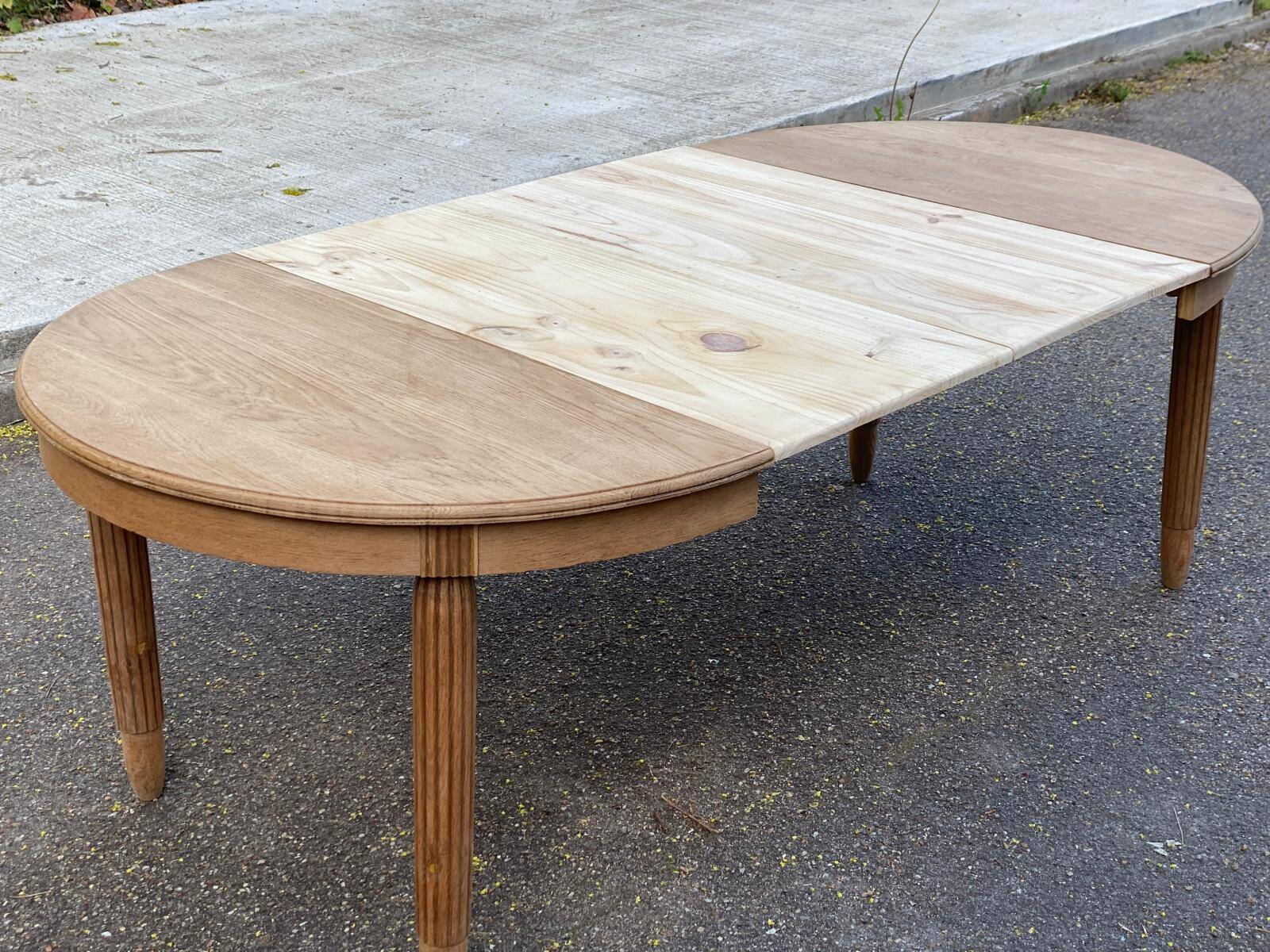 Renovated round Art Deco dining table, extendable, made of solid oak, 213cm.