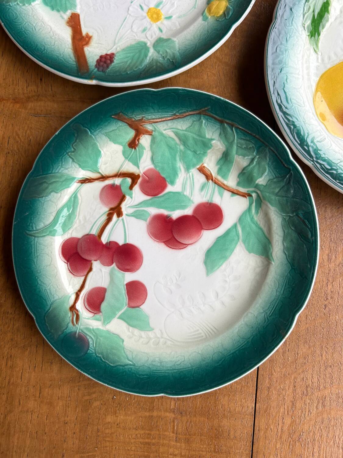 Dessert plates barbotine