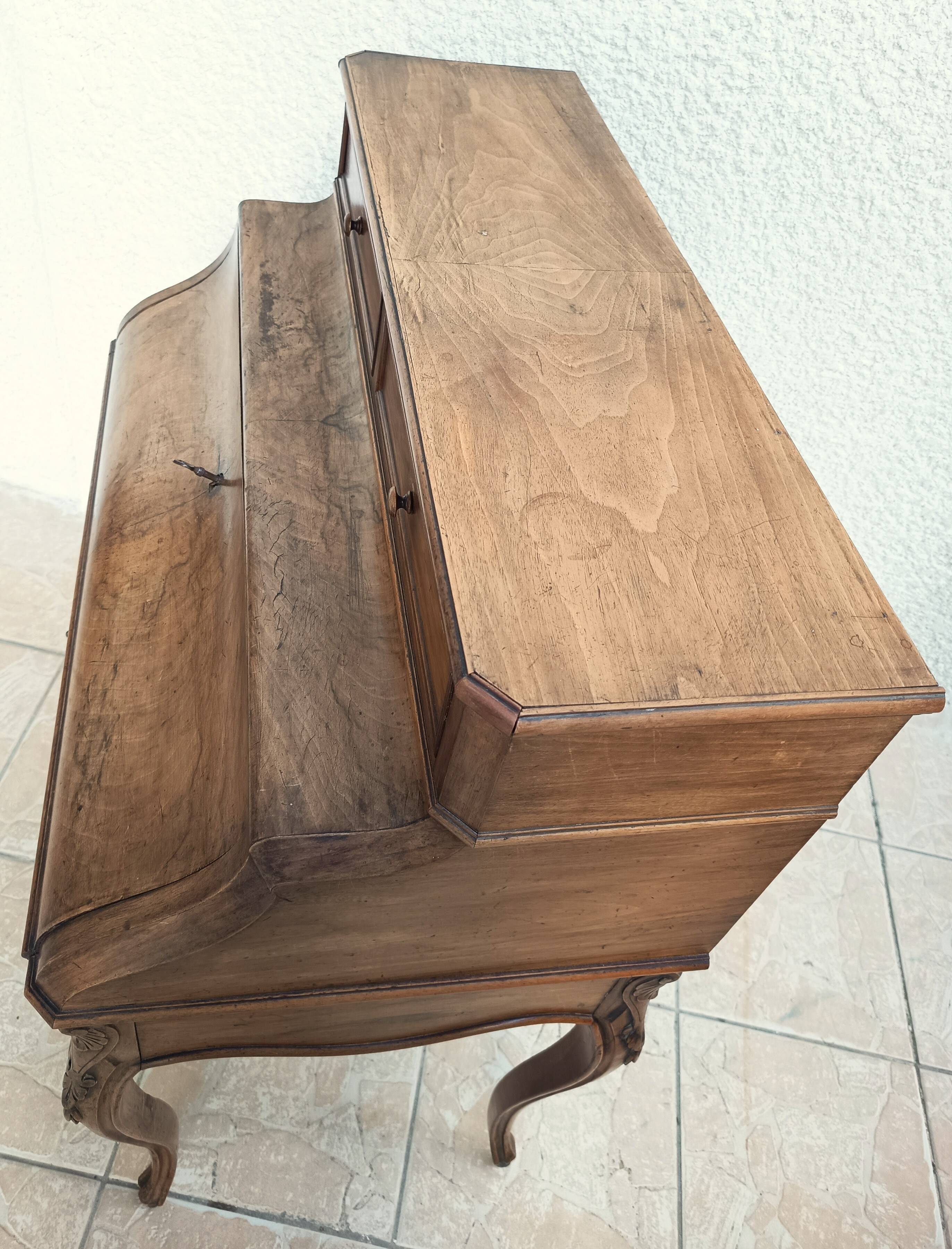 Louis XV slant desk in walnut, 19th century.