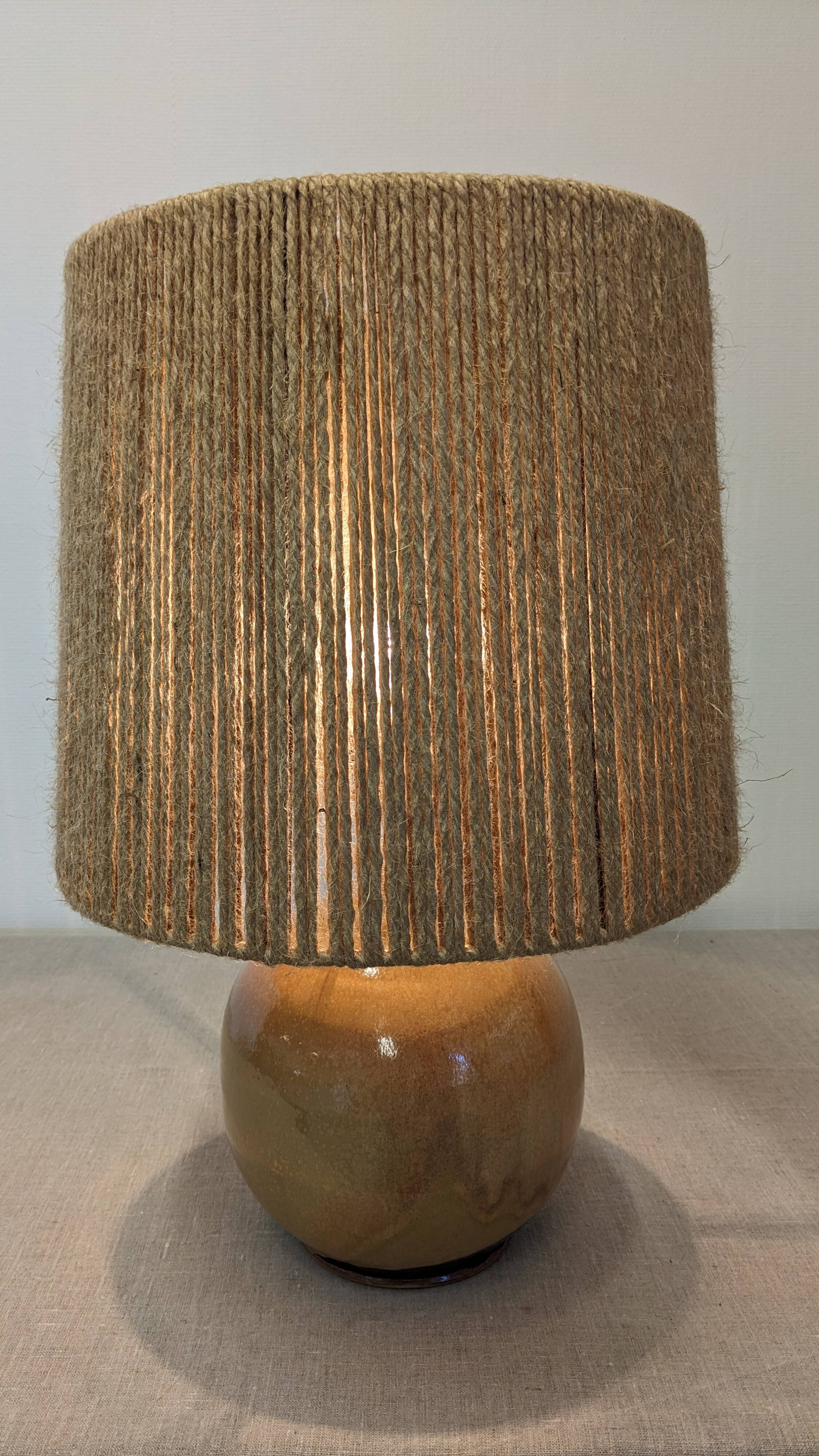 Vintage ball lamp in enamelled stoneware and jute rope