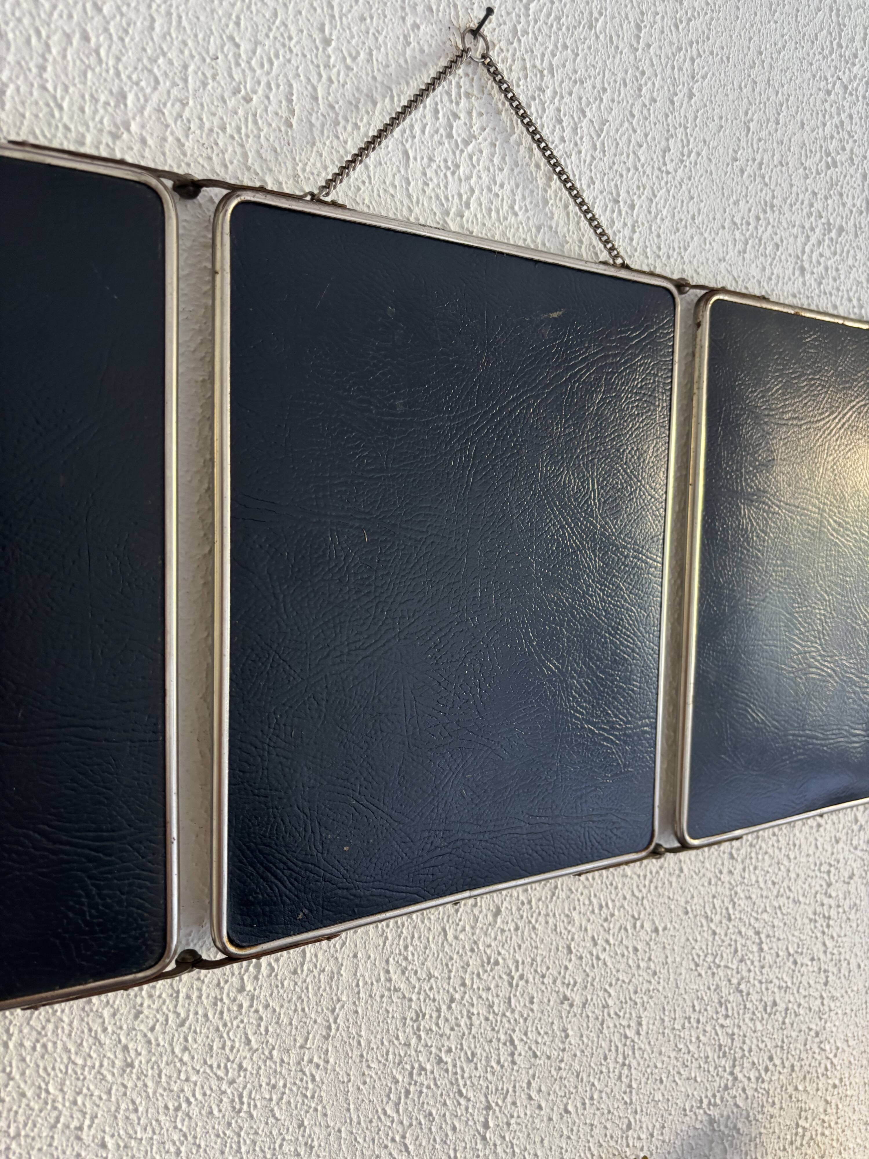 Miroir triptyque de barbier en simili cuir bleu, 1950