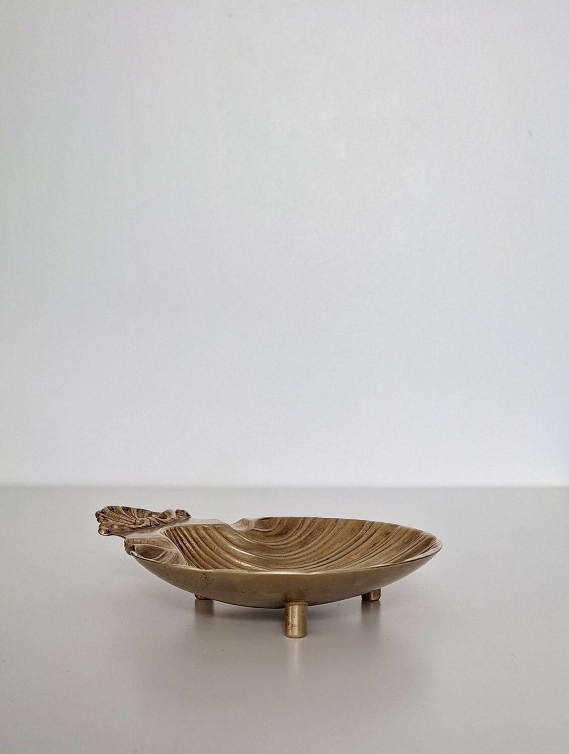 Scallop-shaped ashtray