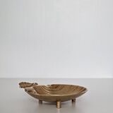 Scallop-shaped ashtray