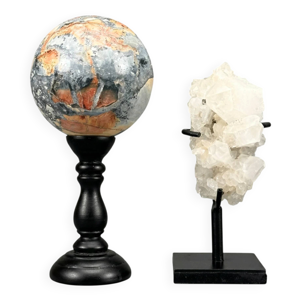 Sphère en jaspe Maligano & amas de quartz sur socles