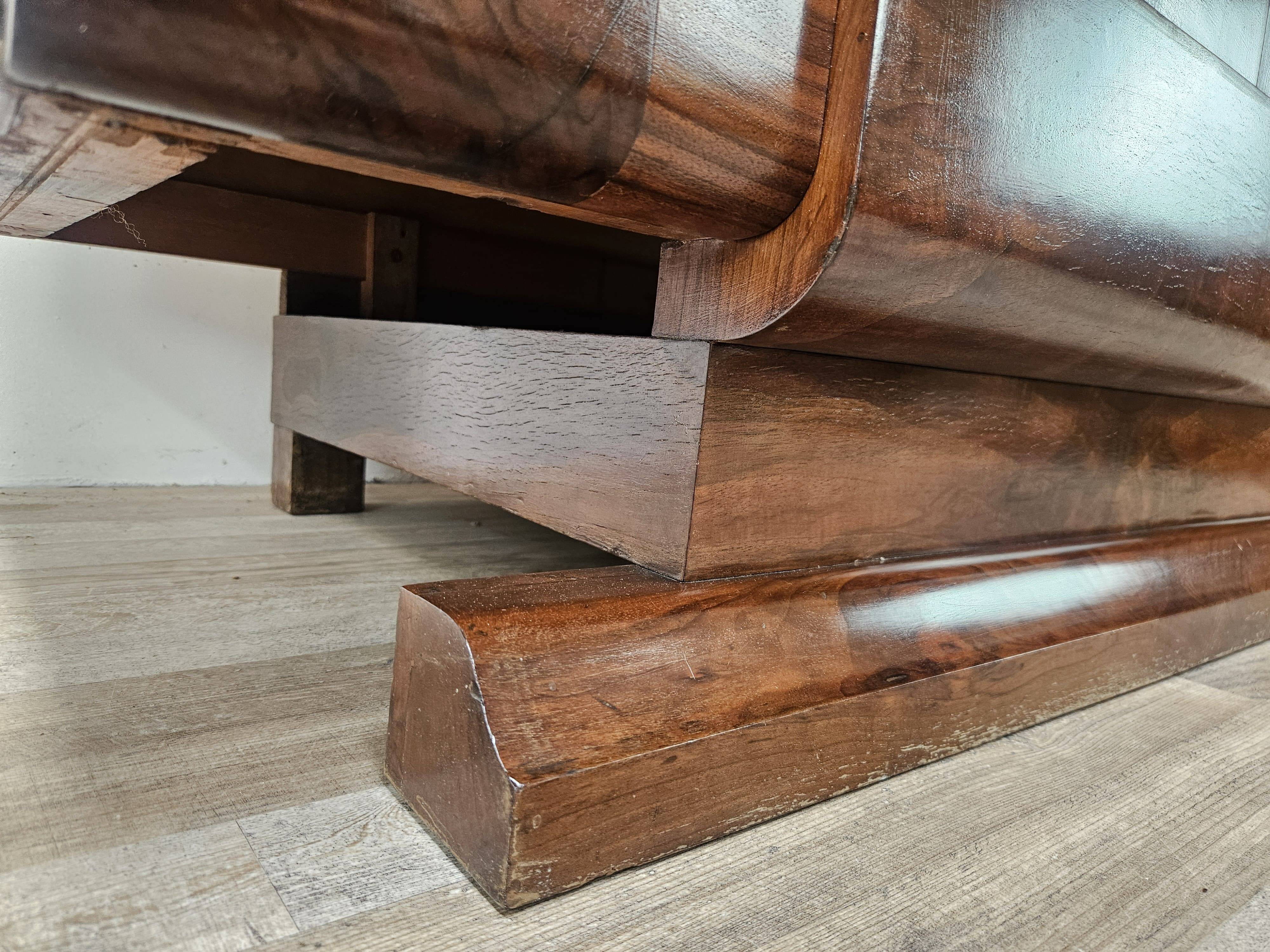 Exclusive 1940s Art Decò sideboard in walnut burl with mirror