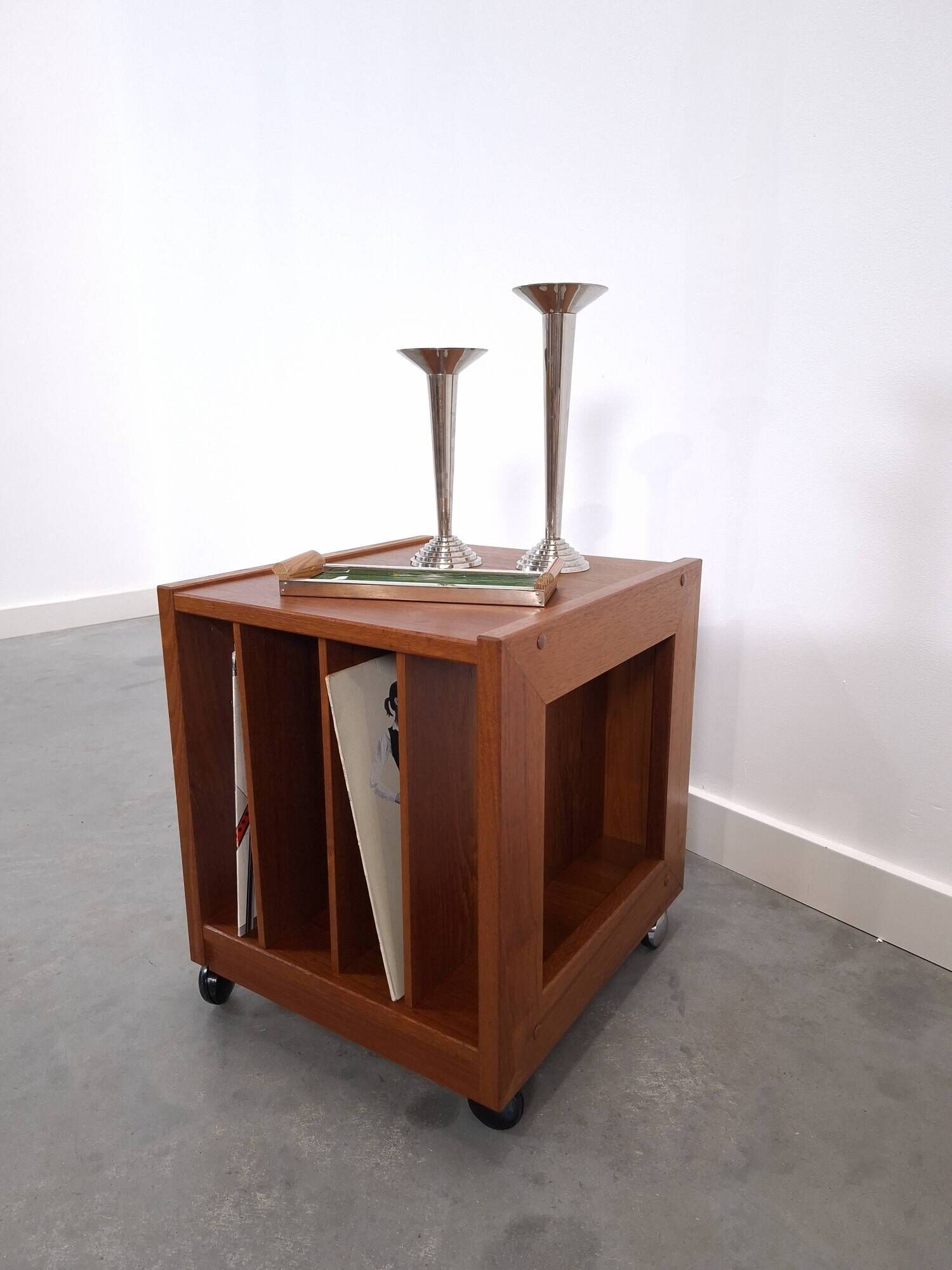 Teak LP kast op wielen, bijzettafel, nachtkastje, kast 2