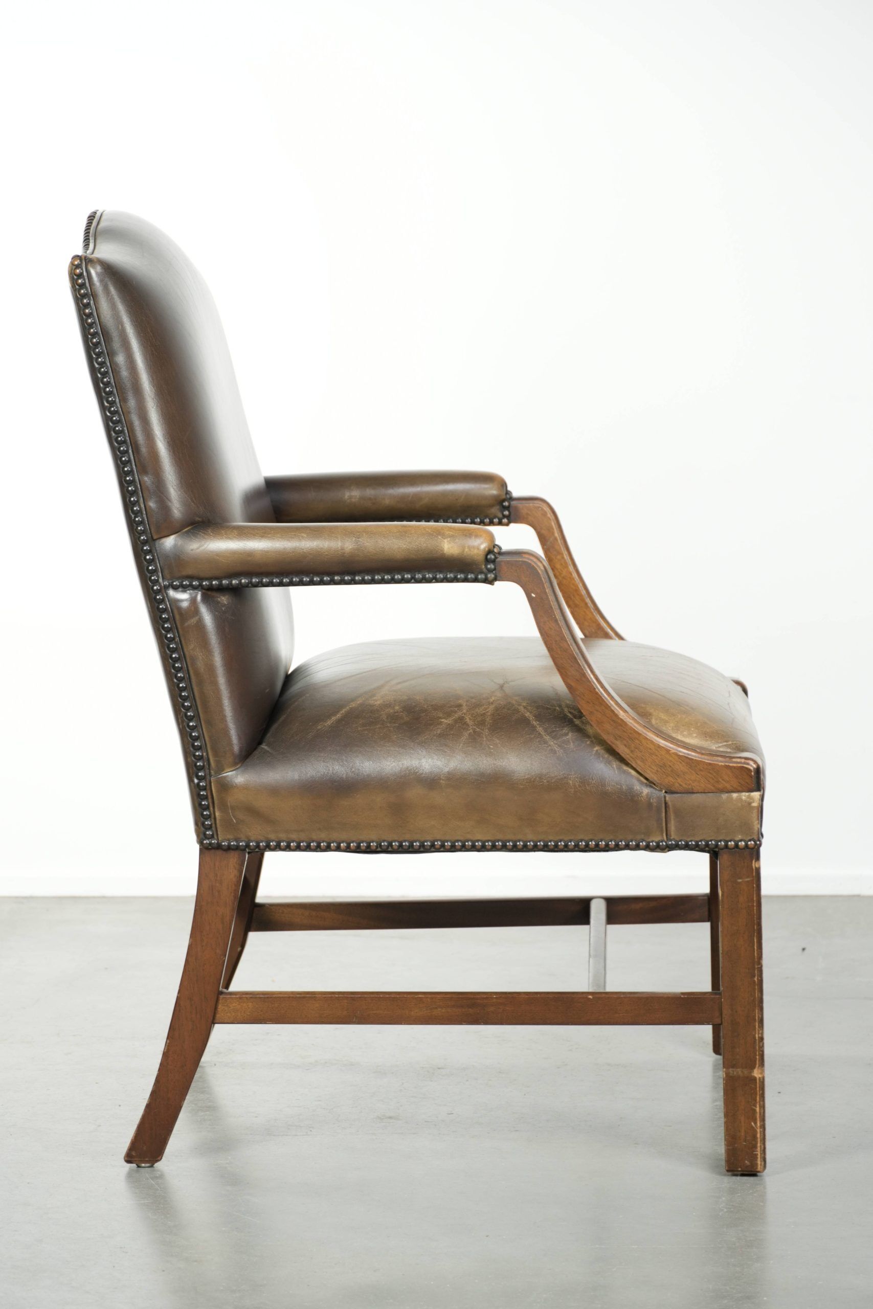 Chaise Gainsborough en cuir de vachette en bois avec une apparence époustouflante.