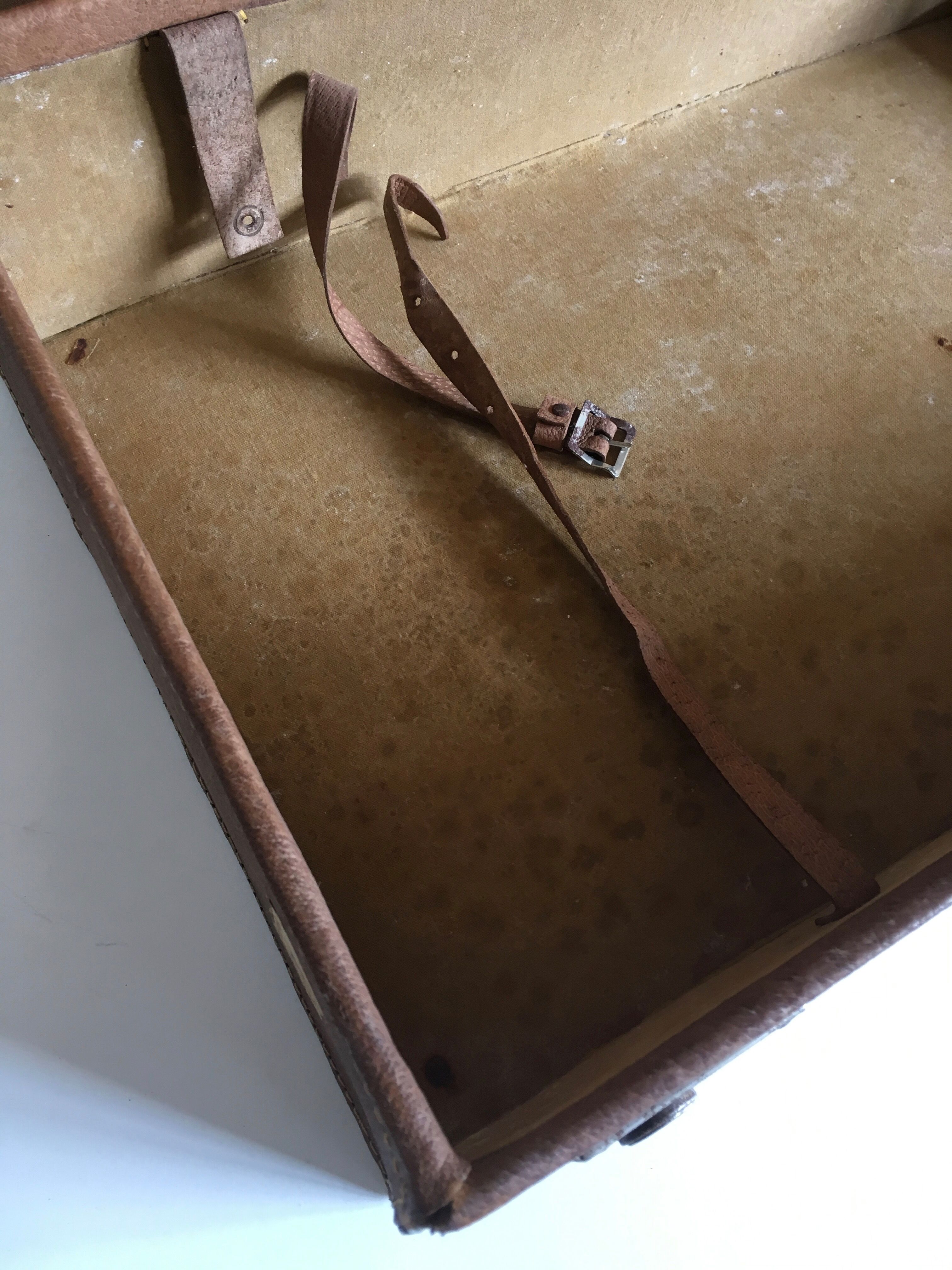 Suitcase of leather with labels of palaces